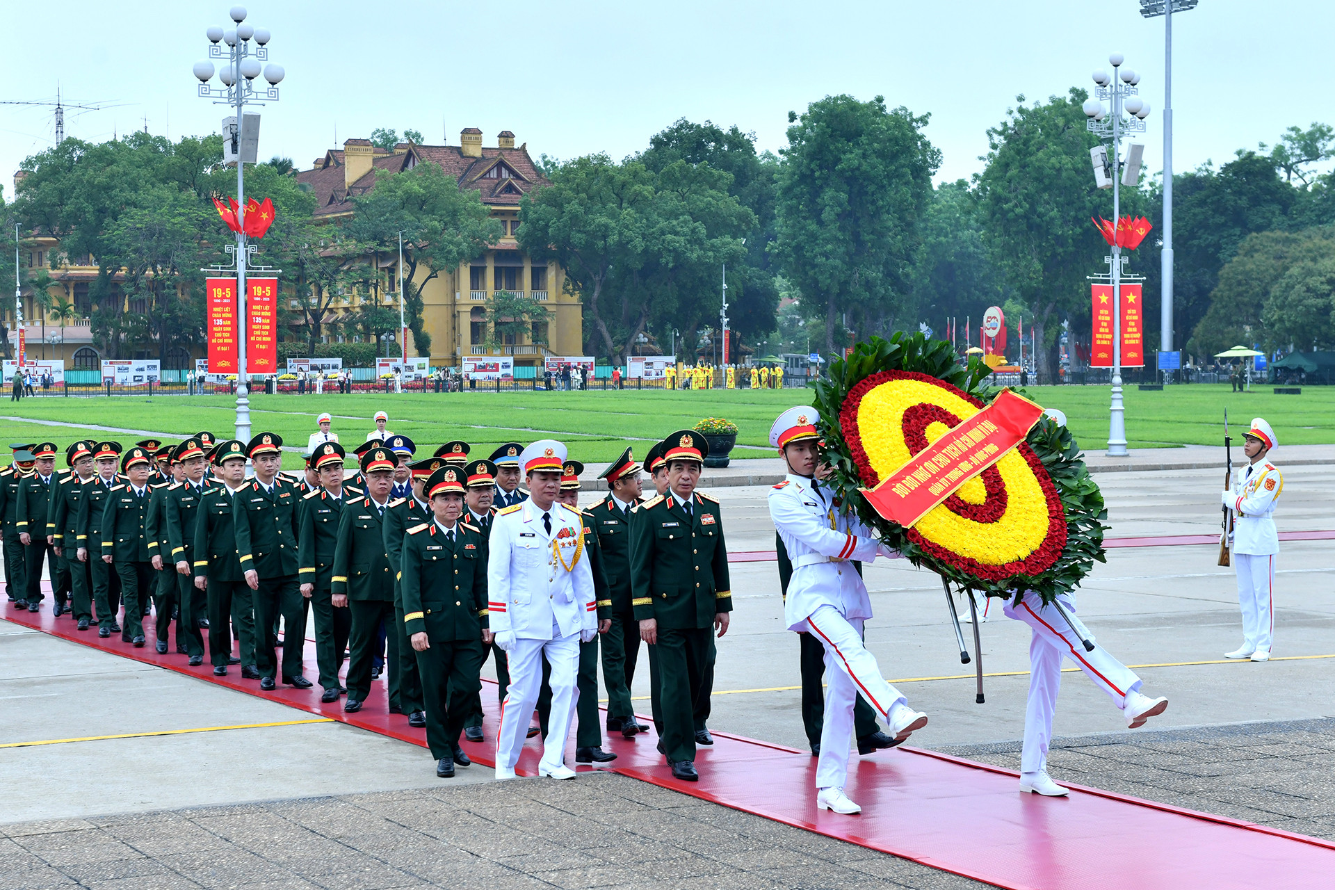 Đoàn đại biểu Quân ủy Trung ương - Bộ Quốc phòng vào Lăng viếng Chủ tịch Hồ Chí Minh. Đoàn đại biểu Quân ủy Trung ương - Bộ Quốc phòng vào Lăng viếng Chủ tịch Hồ Chí Minh.