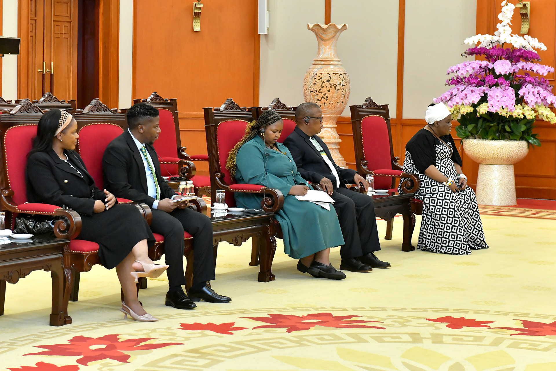 Các đại biểu Nam Phi tham dự buổi tiếp. Các đại biểu Nam Phi tham dự buổi tiếp.