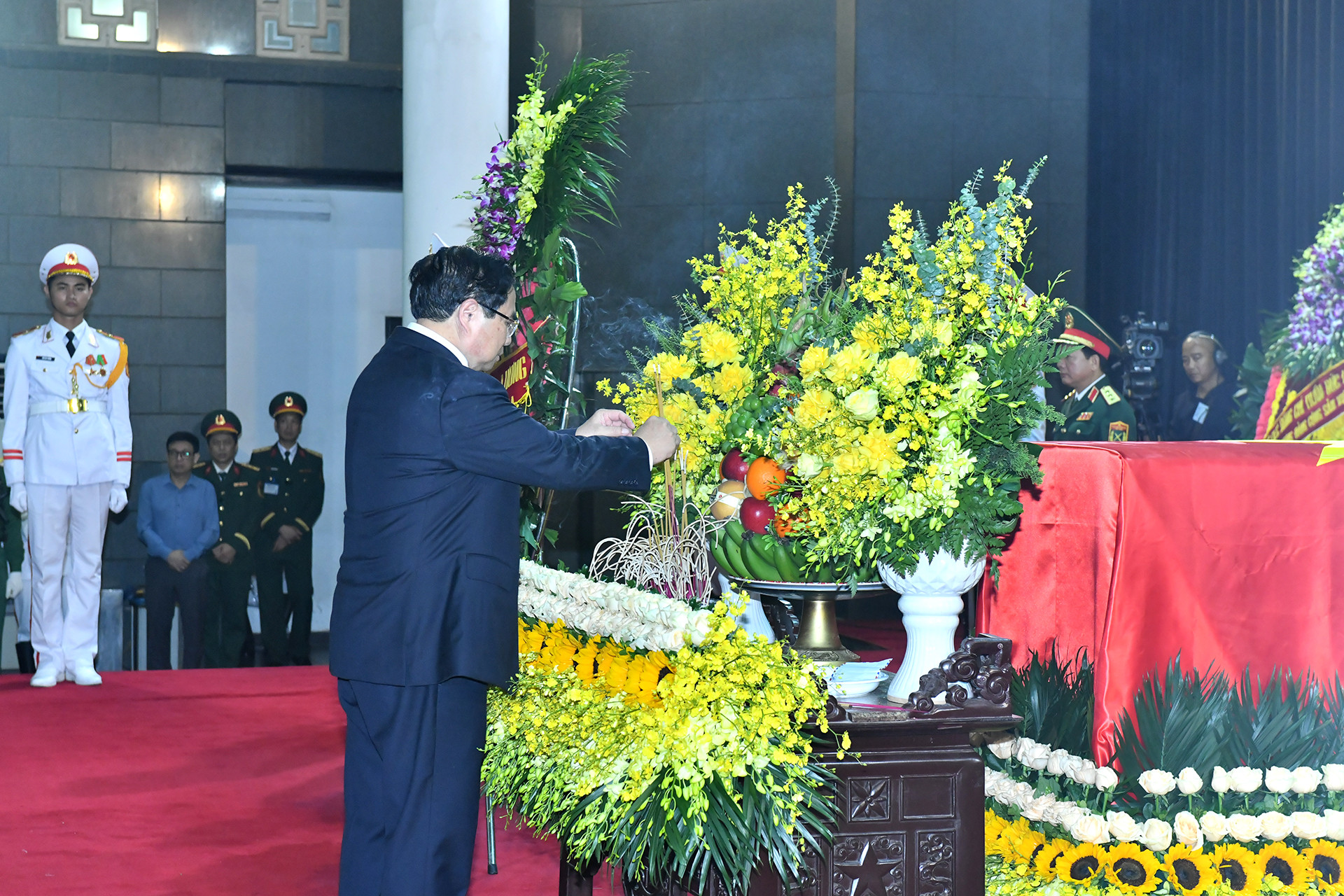 Đồng chí Phạm Minh Chính, Ủy viên Bộ Chính trị, Thủ tướng Chính phủ tưởng nhớ đồng chí Trần Đức Lương.