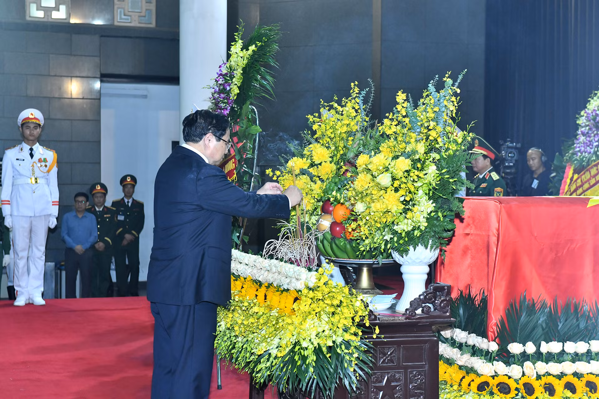 Đồng chí Phạm Minh Chính, Ủy viên Bộ Chính trị, Thủ tướng Chính phủ tưởng nhớ đồng chí Trần Đức Lương.