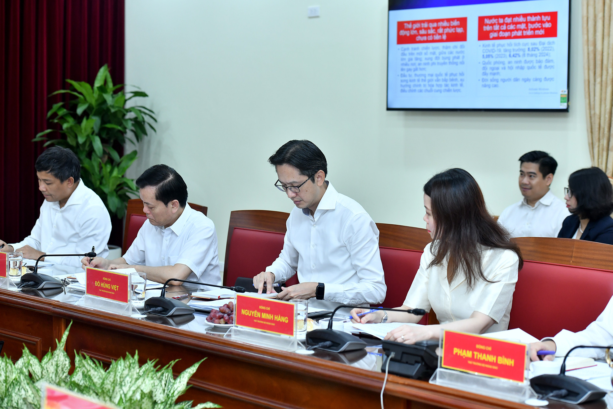 Các đại biểu dự buổi làm việc.