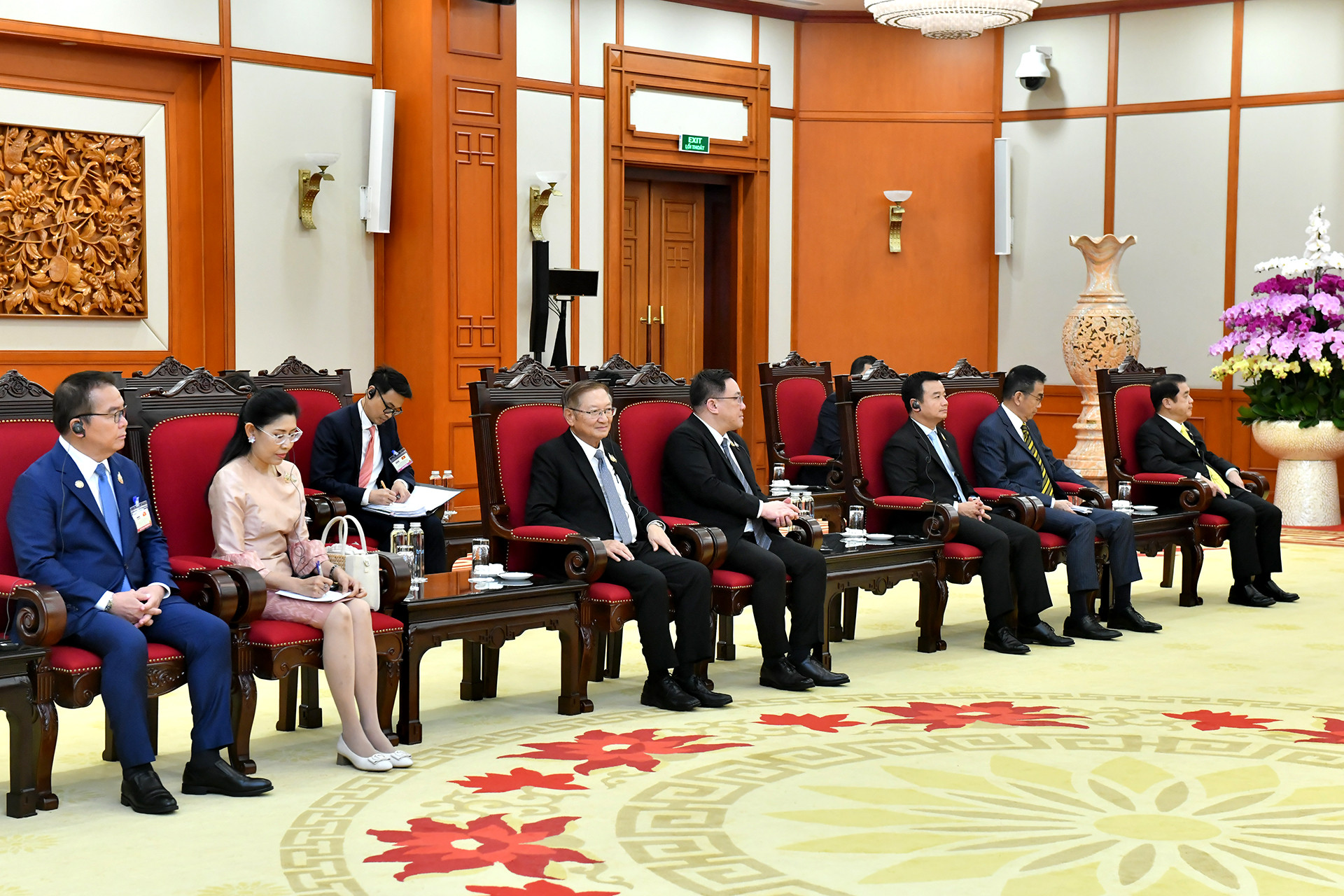 Đoàn đại biểu Chính phủ Hoàng gia Thái Lan tháp tùng Thủ tướng Paetongtarn Shinawatra tham dự buổi tiếp.