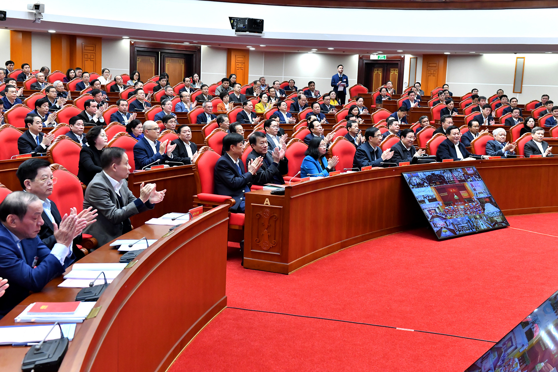 Các đồng chí lãnh đạo Đảng, Nhà nước và các đại biểu tham dự hội nghị.