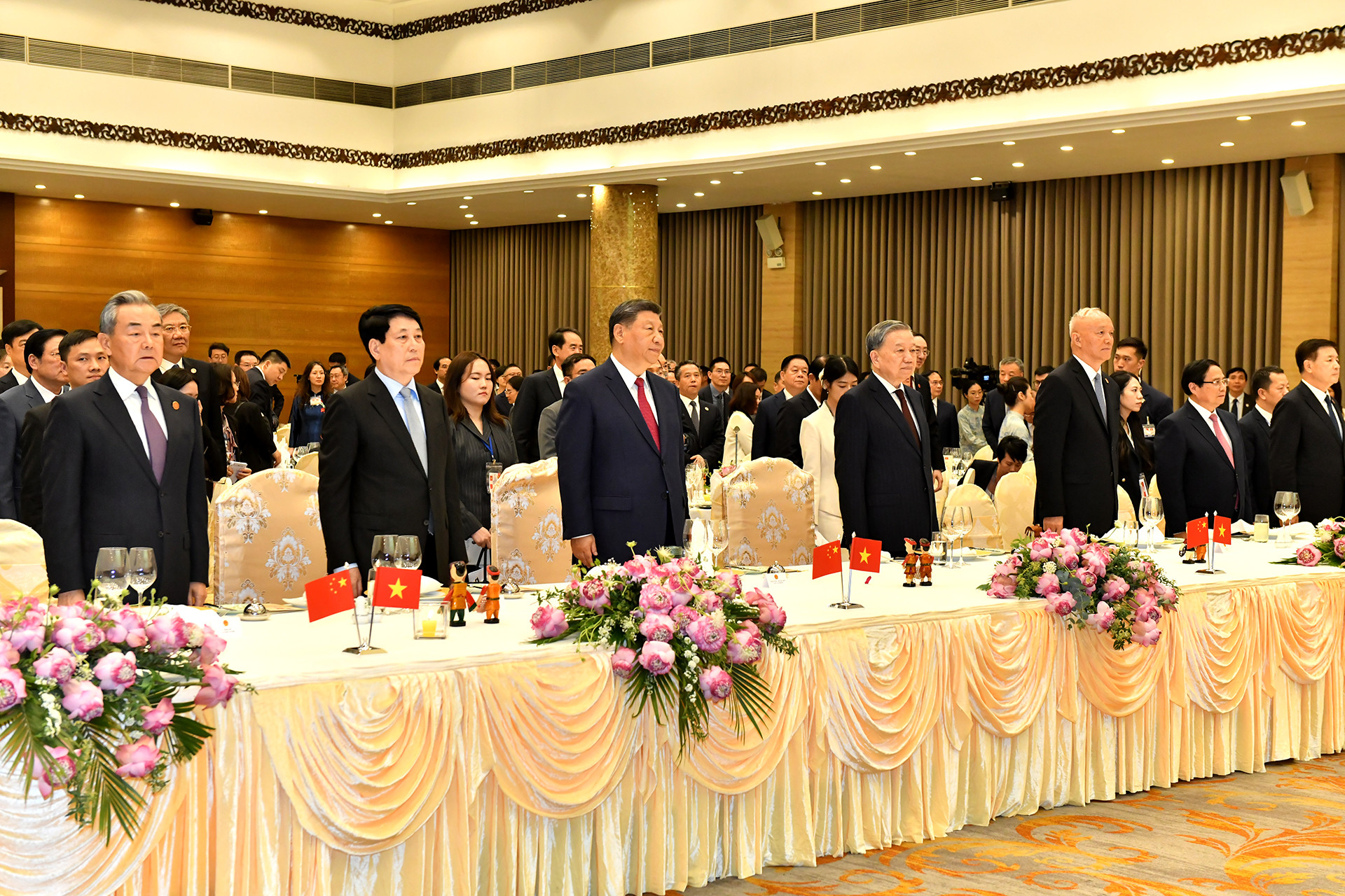 Các đồng chí lãnh đạo Việt Nam và Trung Quốc và các đại biểu thực hiện nghi thức chào cờ.