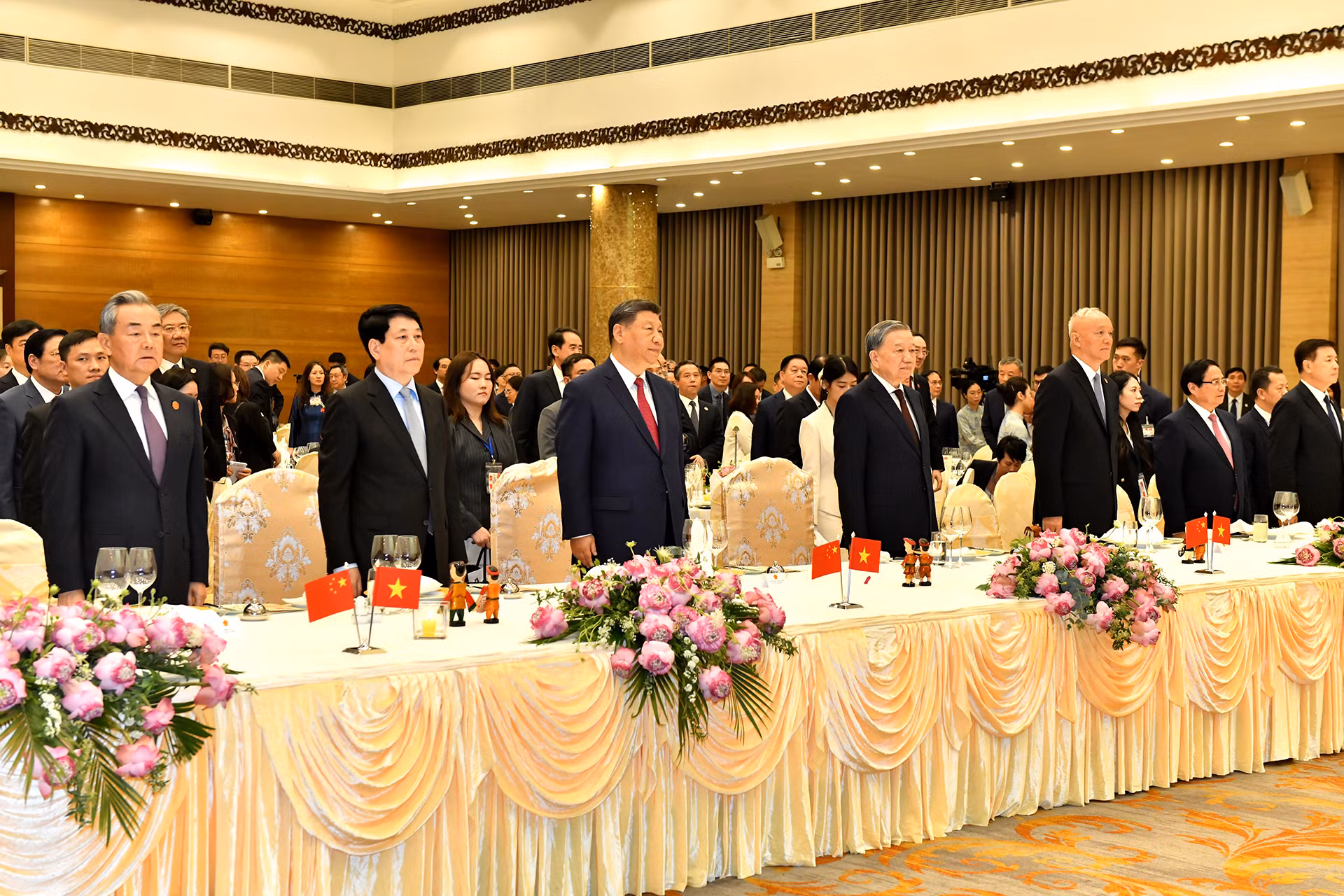 Các đồng chí lãnh đạo Việt Nam và Trung Quốc và các đại biểu thực hiện nghi thức chào cờ.