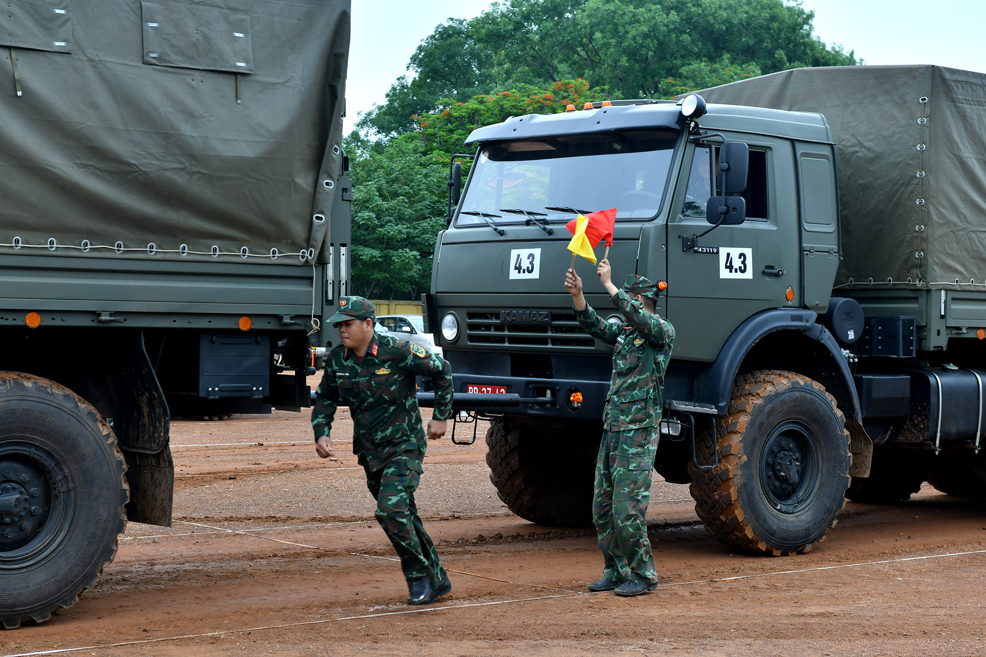 Thực hành cứu kéo xe khi gặp sự cố.