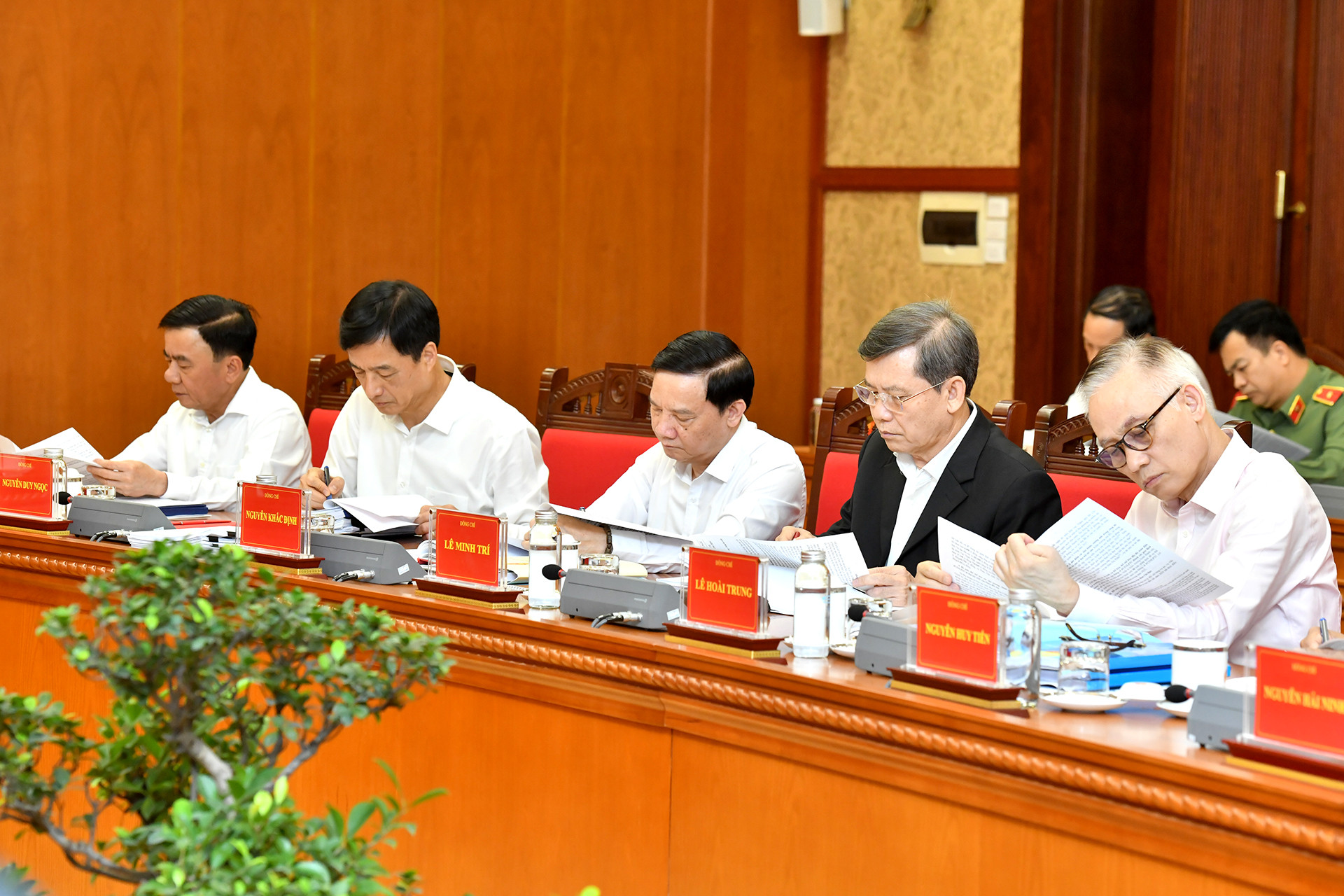 Các đồng chí lãnh đạo Đảng, Nhà nước và các đại biểu tham dự cuộc họp. Các đồng chí lãnh đạo Đảng, Nhà nước và các đại biểu tham dự cuộc họp.