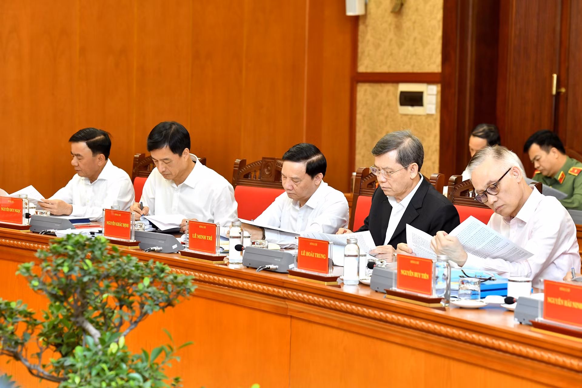 Các đồng chí lãnh đạo Đảng, Nhà nước và các đại biểu tham dự cuộc họp.