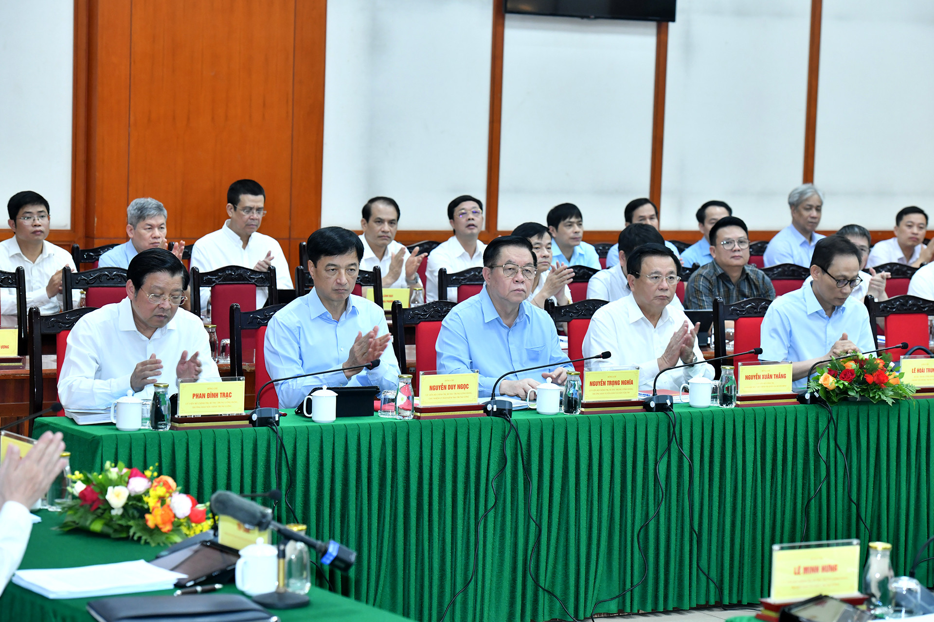 Các đồng chí lãnh đạo Đảng, Nhà nước và các đại biểu tham dự buổi làm việc.