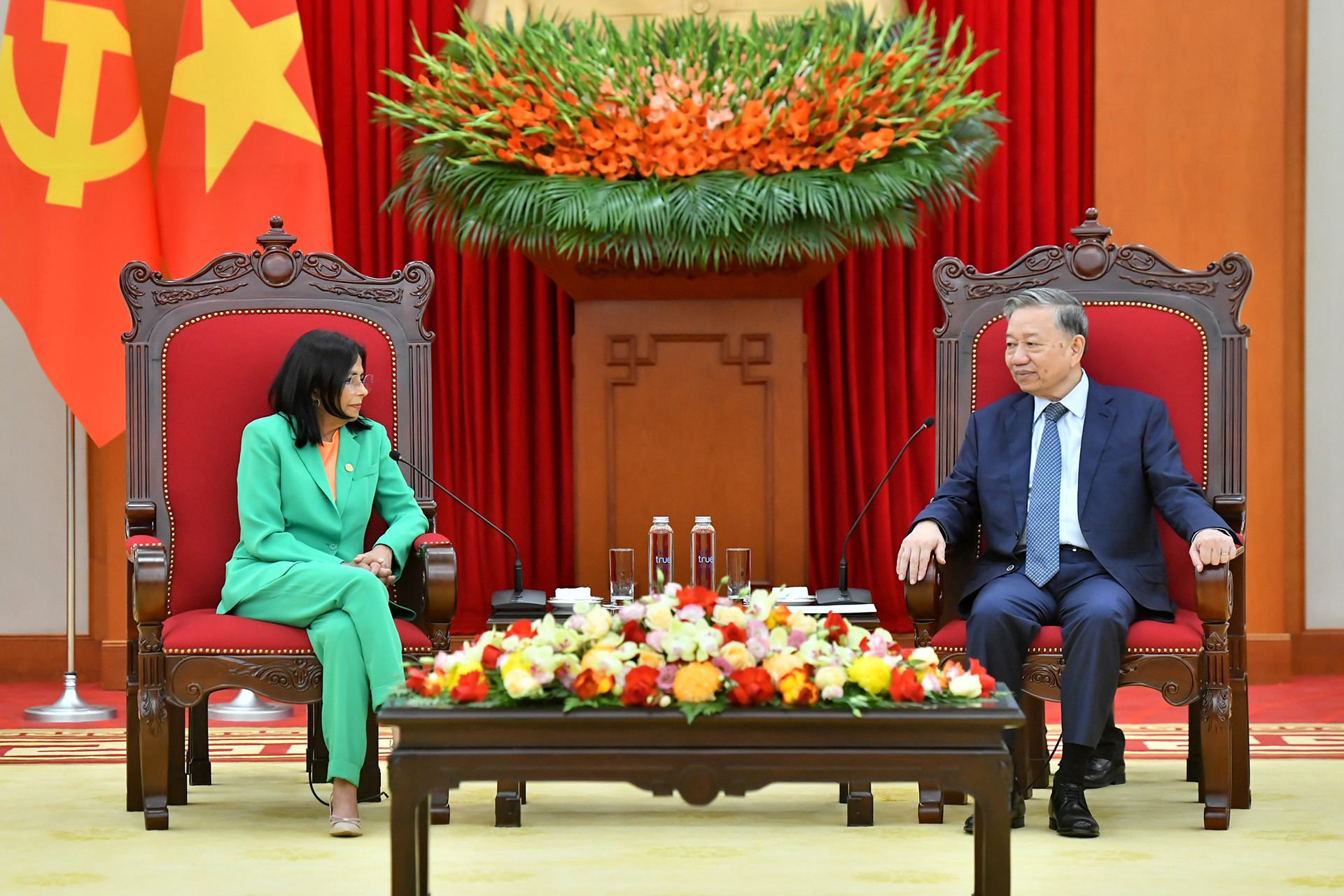 Tổng Bí thư Tô Lâm và Phó Tổng thống thường trực Cộng hòa Bolivar Venezuela Delcy Rodríguez Gómez. Tổng Bí thư Tô Lâm và Phó Tổng thống thường trực Cộng hòa Bolivar Venezuela Delcy Rodríguez Gómez.