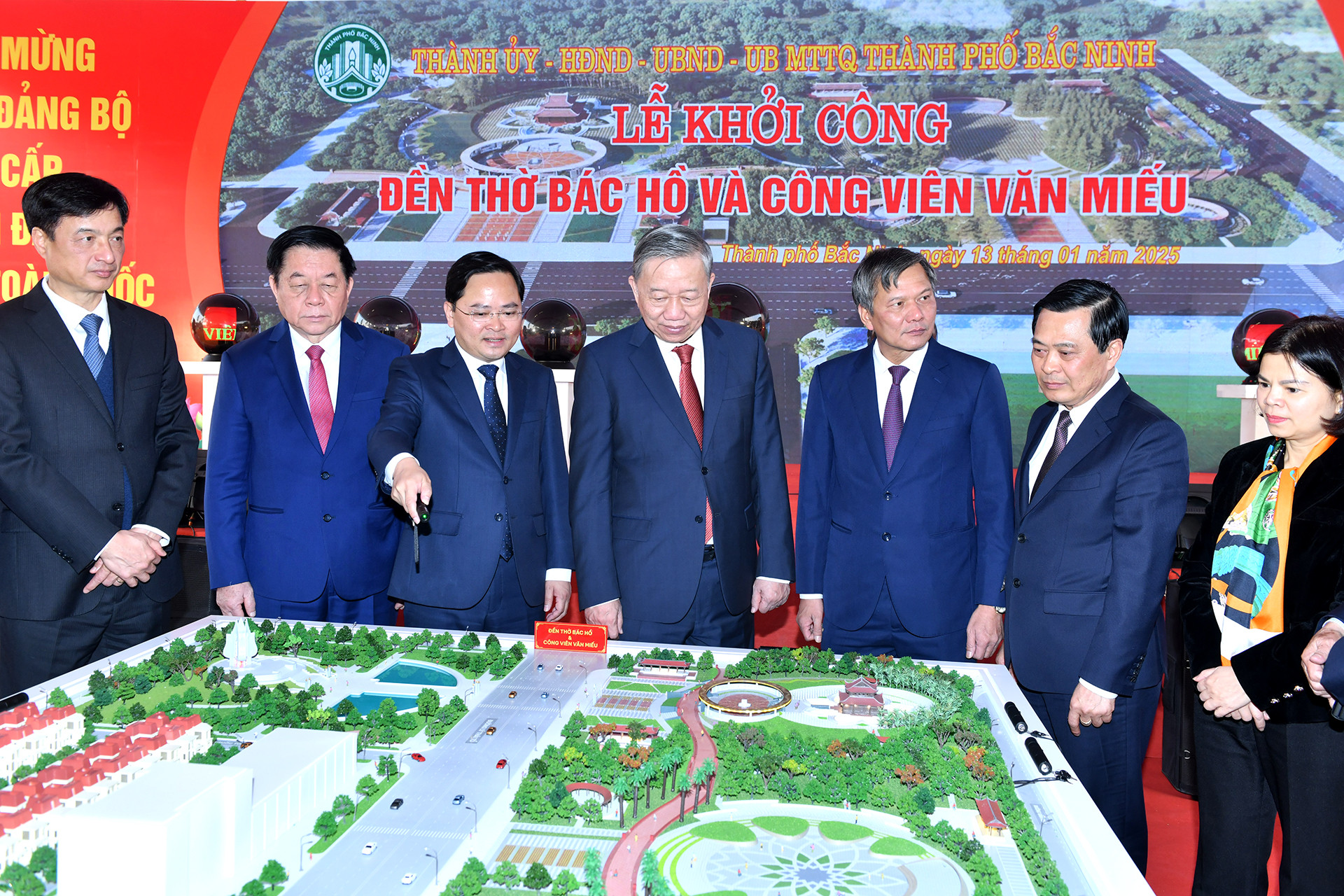 Tổng Bí thư Tô Lâm và các đại biểu xem dự án xây dựng Đền thờ Bác Hồ và công viên Văn Miếu.