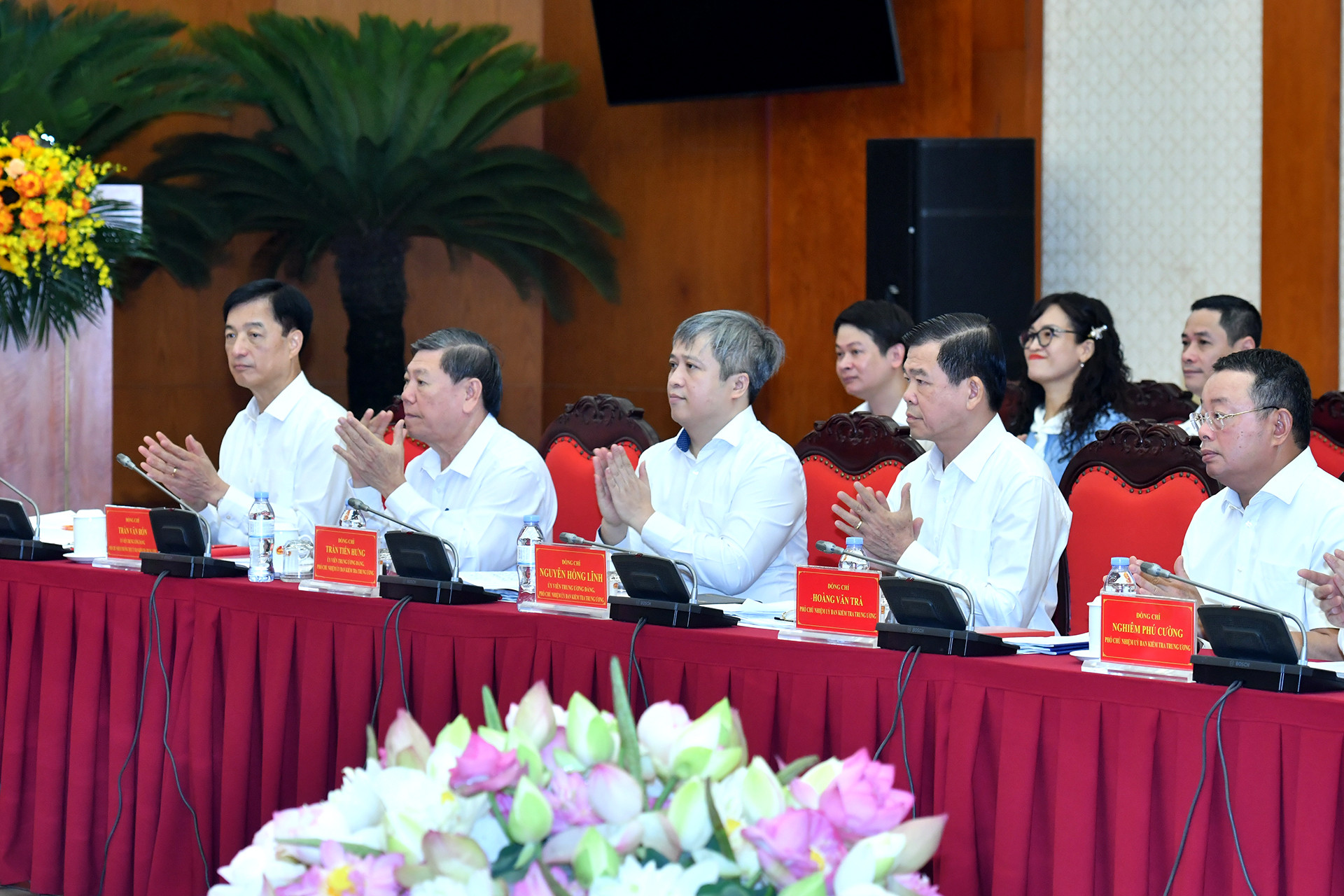 Các đồng chí lãnh đạo Ủy ban Kiểm tra Trung ương dự buổi làm việc. Các đồng chí lãnh đạo Ủy ban Kiểm tra Trung ương dự buổi làm việc.