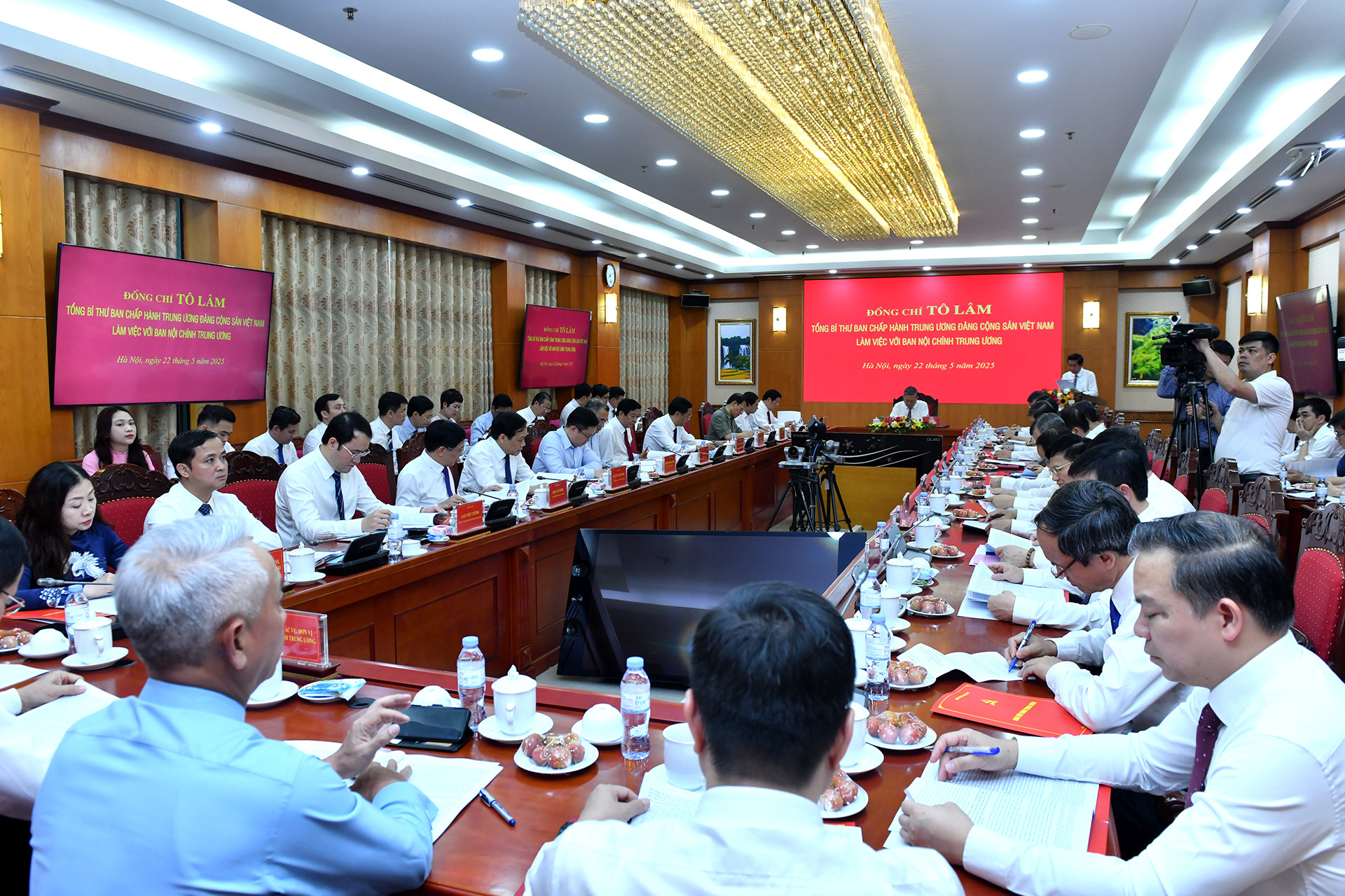 Quang cảnh buổi làm việc.