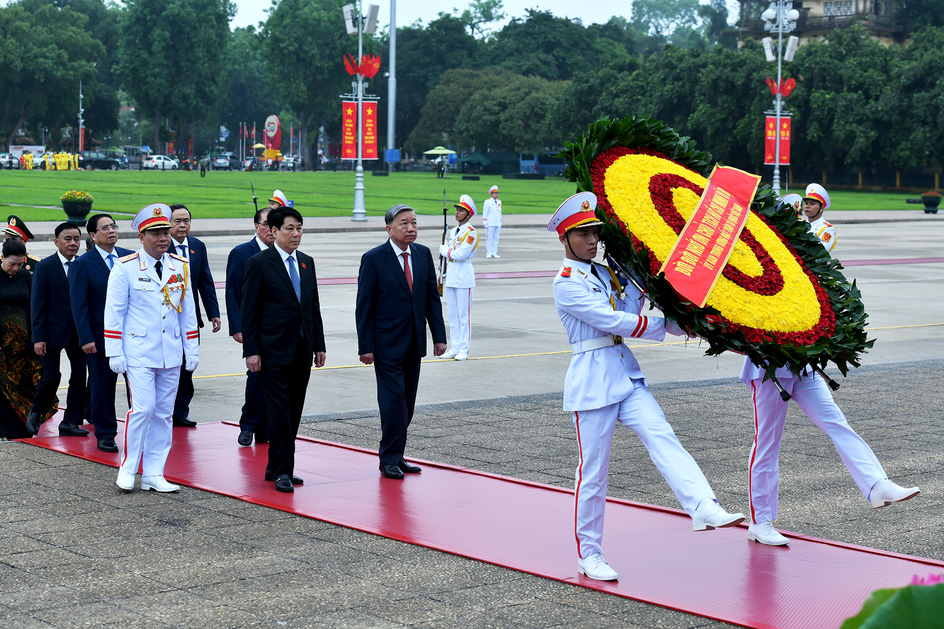 Các đồng chí lãnh đạo Đảng, Nhà nước vào Lăng viếng Chủ tịch Hồ Chí Minh. Các đồng chí lãnh đạo Đảng, Nhà nước vào Lăng viếng Chủ tịch Hồ Chí Minh.