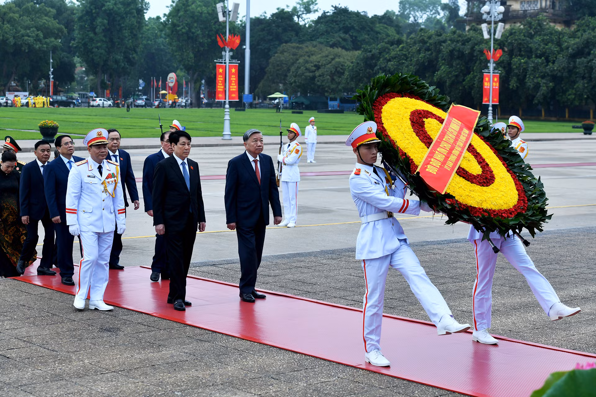 Các đồng chí lãnh đạo Đảng, Nhà nước vào Lăng viếng Chủ tịch Hồ Chí Minh.