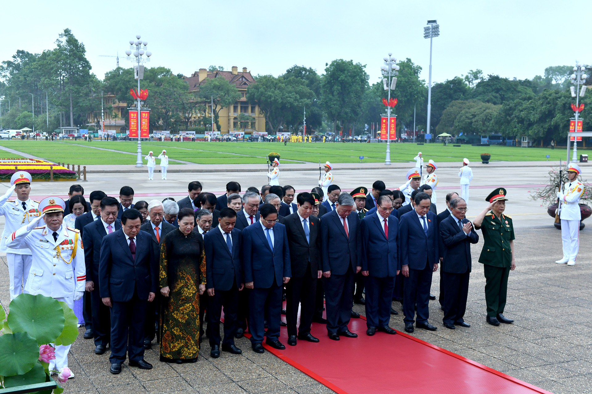 Các đồng chí lãnh đạo, nguyên lãnh đạo Đảng, Nhà nước thành kính tưởng nhớ công lao to lớn của Chủ tịch Hồ Chí Minh. Các đồng chí lãnh đạo, nguyên lãnh đạo Đảng, Nhà nước thành kính tưởng nhớ công lao to lớn của Chủ tịch Hồ Chí Minh.