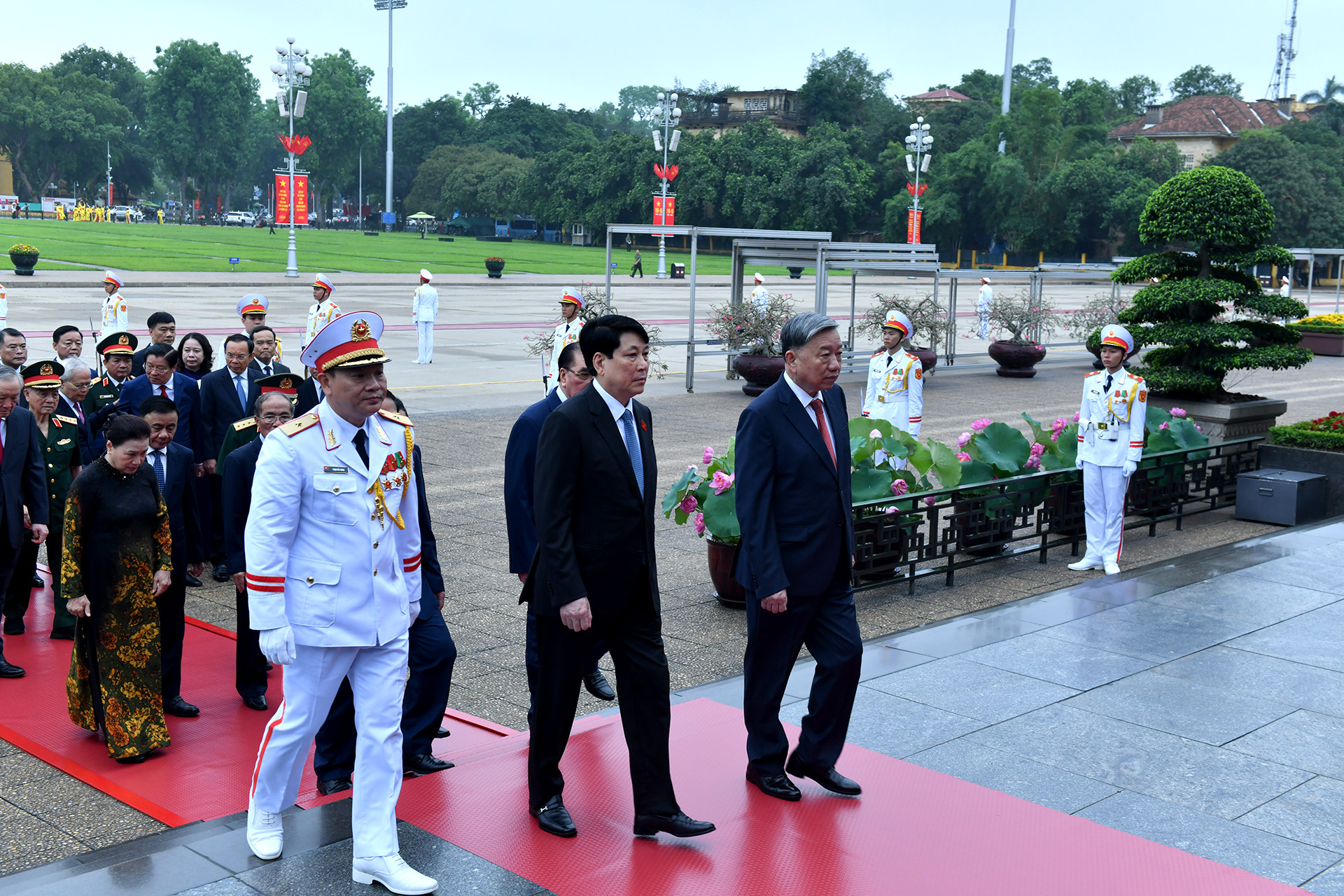 Các đồng chí lãnh đạo, nguyên lãnh đạo Đảng, Nhà nước thành kính tưởng nhớ công lao to lớn của Chủ tịch Hồ Chí Minh. Các đồng chí lãnh đạo, nguyên lãnh đạo Đảng, Nhà nước thành kính tưởng nhớ công lao to lớn của Chủ tịch Hồ Chí Minh.