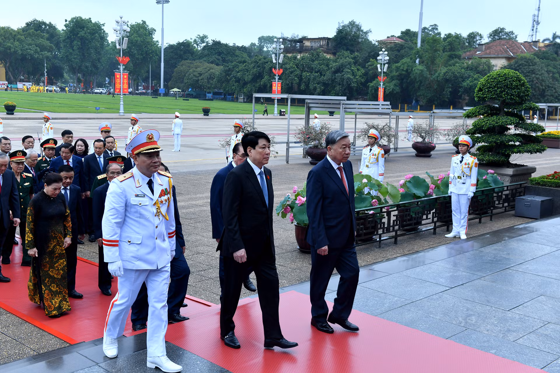 Các đồng chí lãnh đạo, nguyên lãnh đạo Đảng, Nhà nước thành kính tưởng nhớ công lao to lớn của Chủ tịch Hồ Chí Minh.
