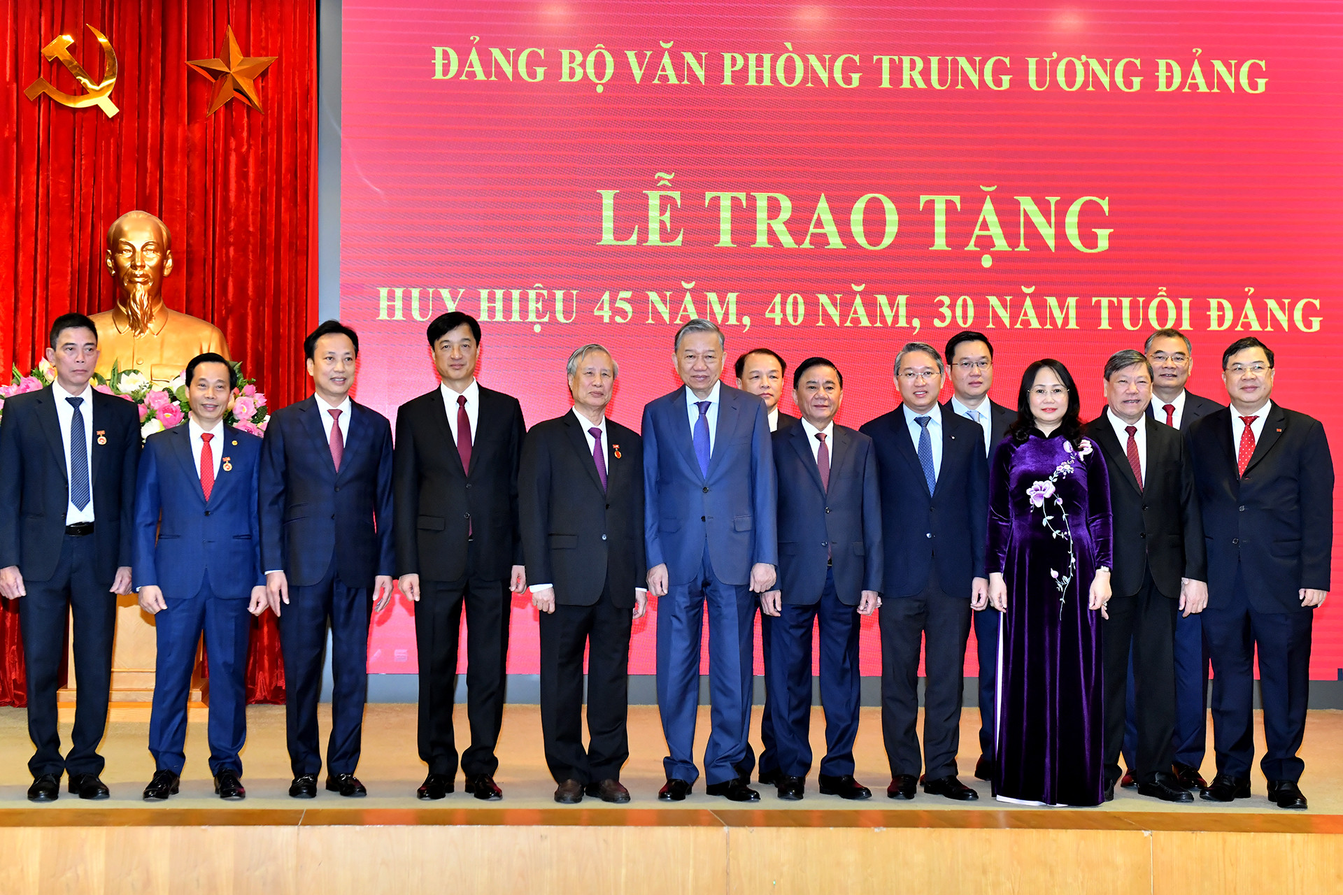 Tổng Bí thư Tô Lâm và các đồng chí lãnh đạo, nguyên lãnh đạo Đảng, Nhà nước và các đại biểu dự buổi lễ.