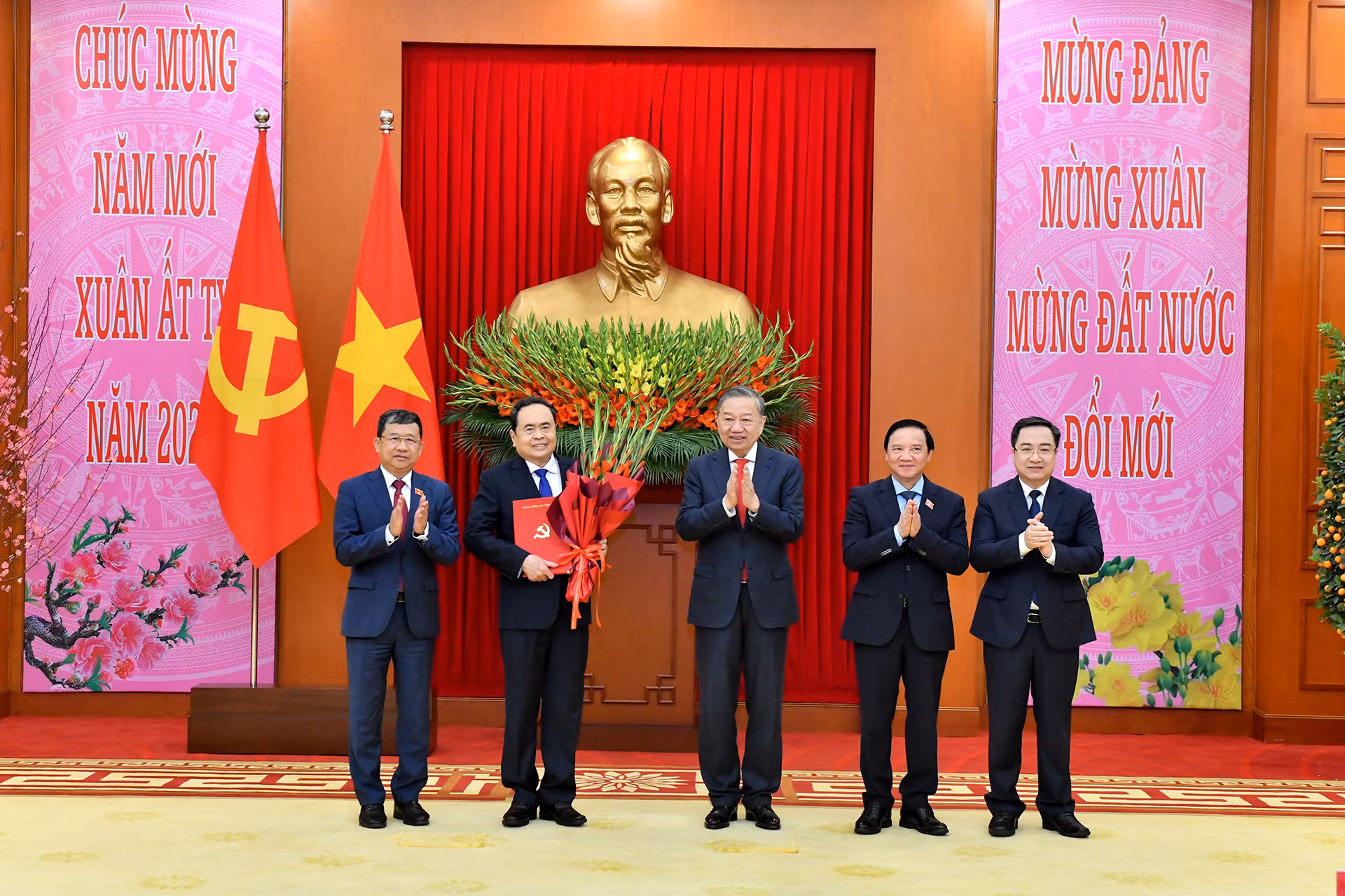 Tổng Bí thư Tô Lâm trao Quyết định thành lập Đảng bộ, tổ chức bộ máy, chức năng nhiệm vụ và chỉ định Bí thư, các Phó Bí thư Đảng ủy Quốc hội nhiệm kỳ 2020-2025. Tổng Bí thư Tô Lâm trao Quyết định thành lập Đảng bộ, tổ chức bộ máy, chức năng nhiệm vụ và chỉ định Bí thư, các Phó Bí thư Đảng ủy Quốc hội nhiệm kỳ 2020-2025.