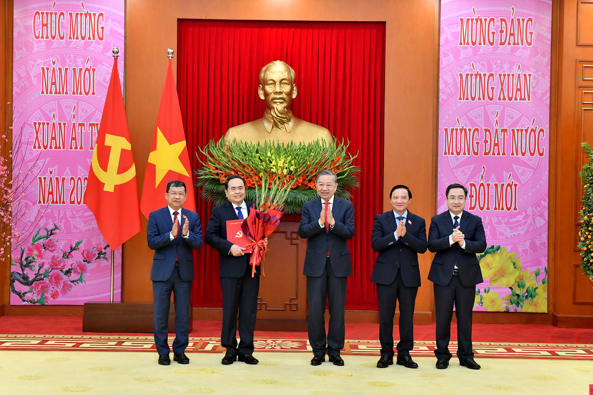 Tổng Bí thư Tô Lâm trao Quyết định thành lập Đảng bộ, tổ chức bộ máy, chức năng nhiệm vụ và chỉ định Bí thư, các Phó Bí thư Đảng ủy Quốc hội nhiệm kỳ 2020-2025.