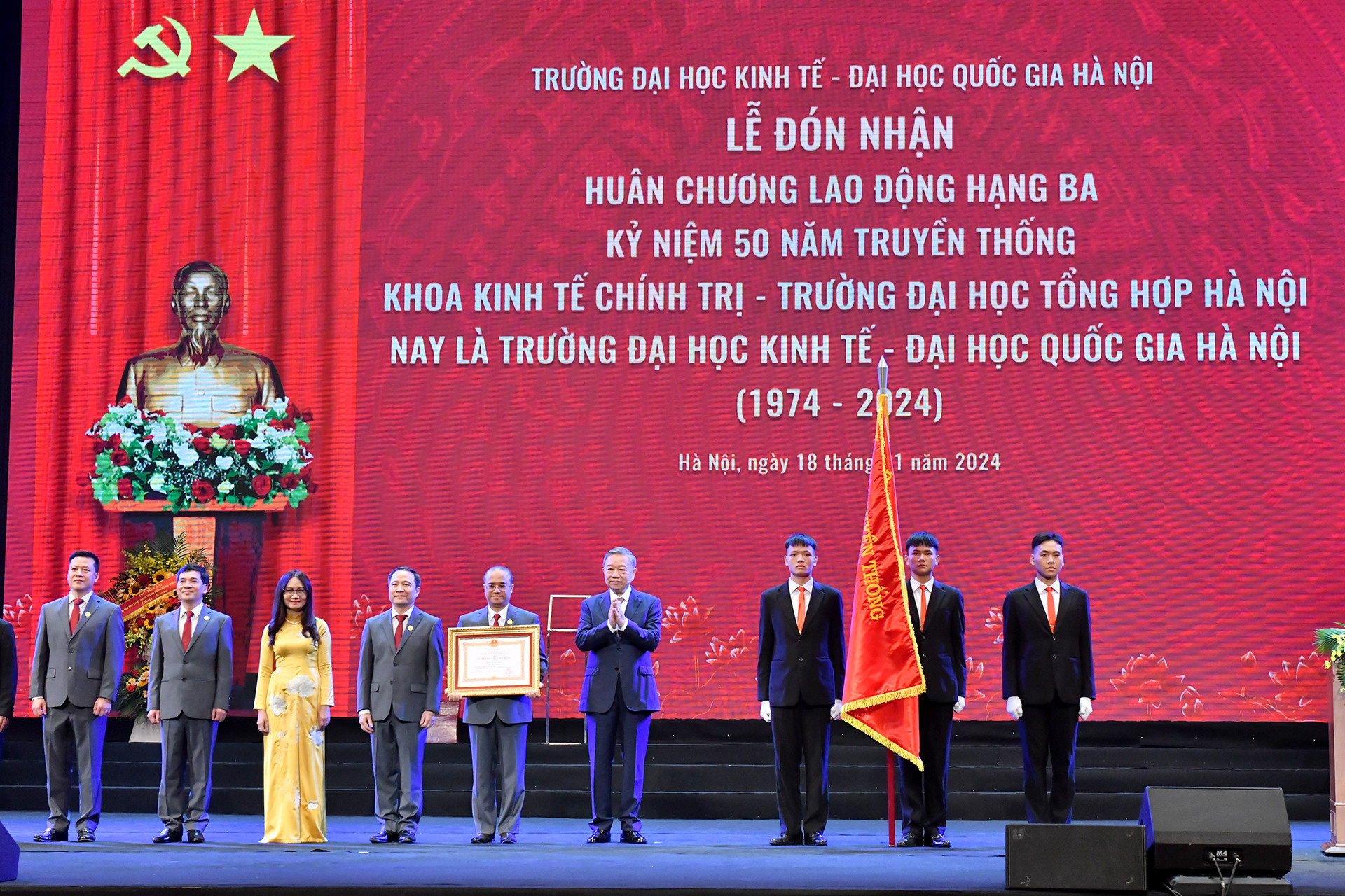 Tổng Bí thư Tô Lâm trao Huân chương Lao động hạng Ba tặng Trường đại học Kinh tế (Đại học Quốc gia Hà Nội).