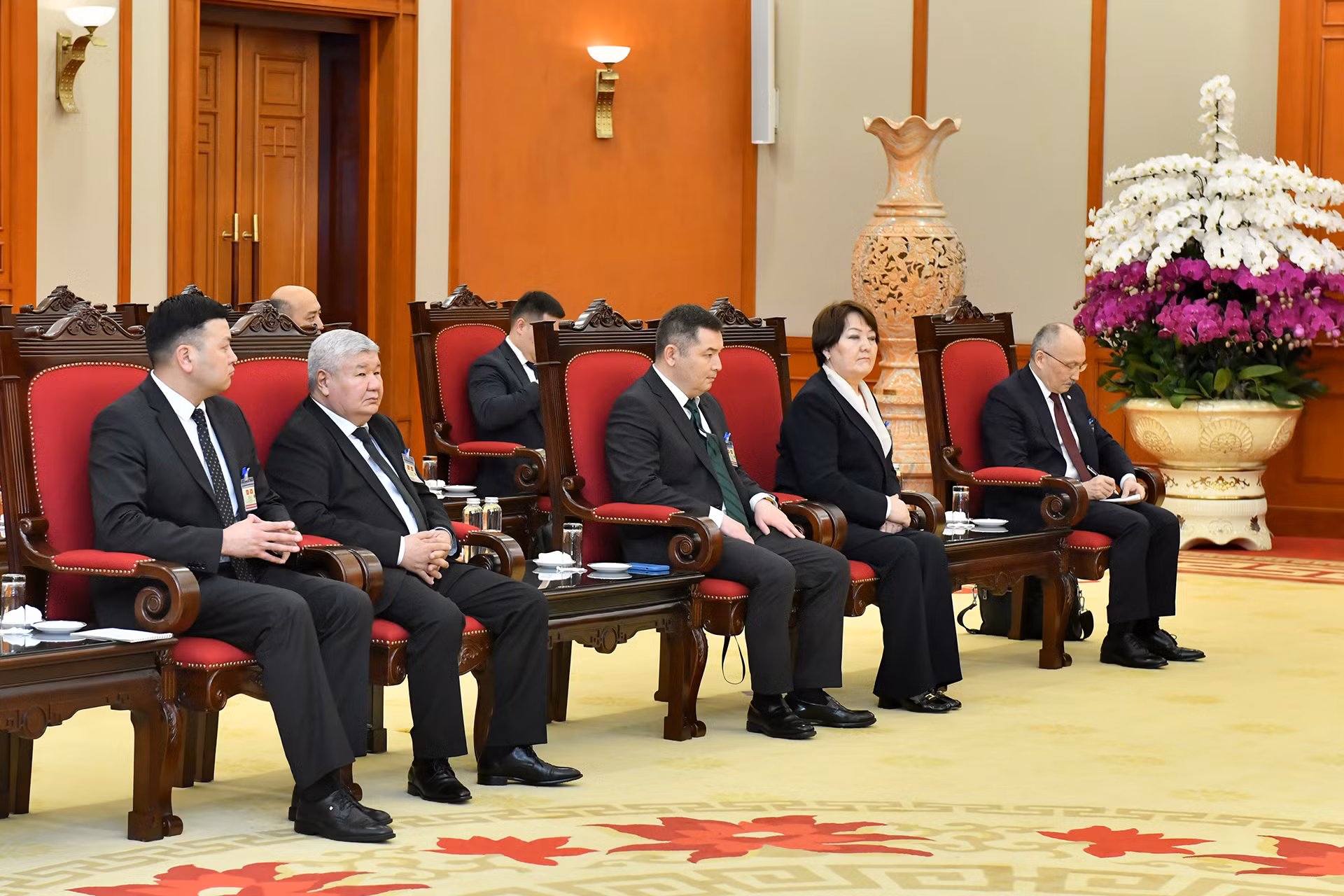 Các đại biểu Kyrgyzstan tham dự buổi tiếp.