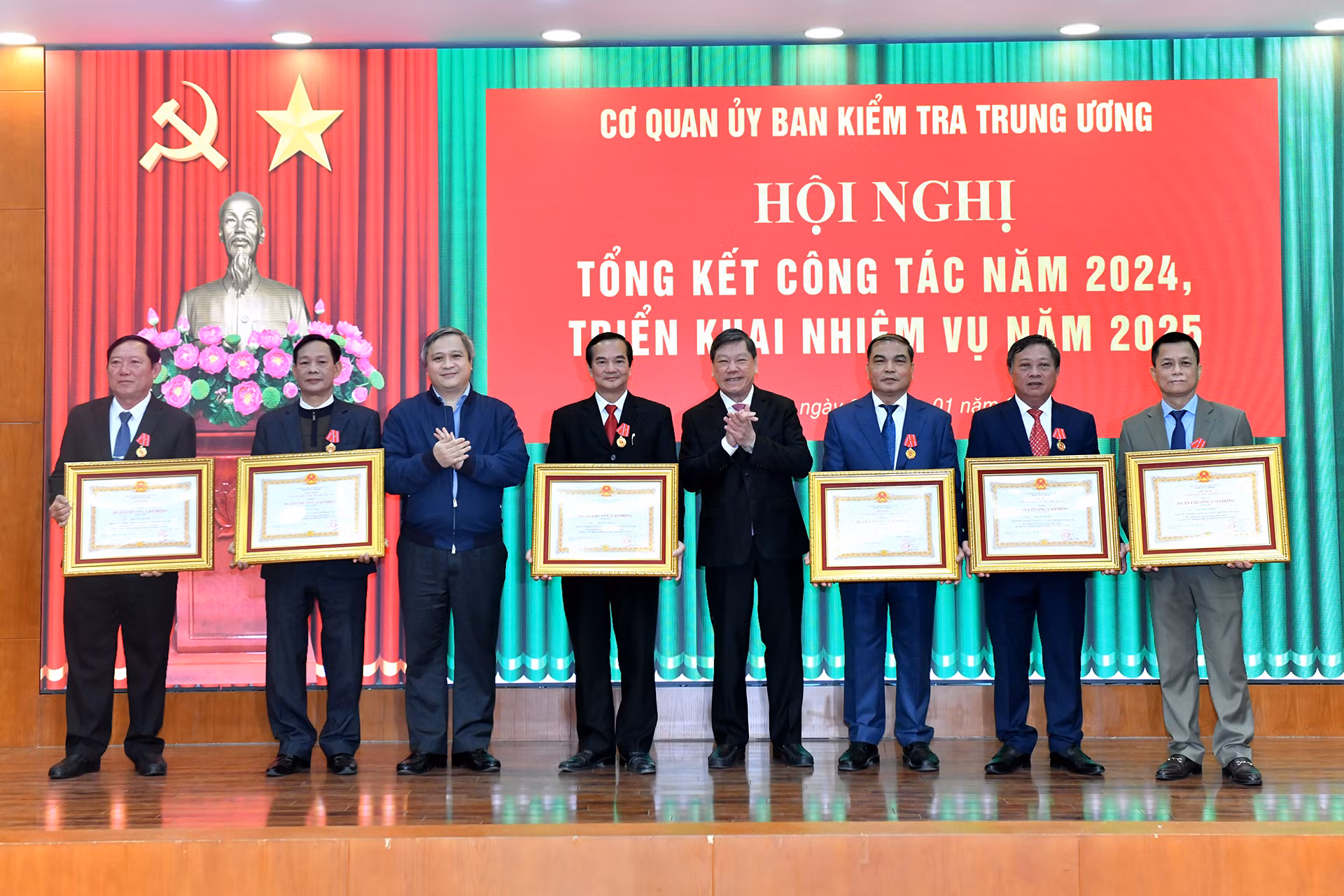 Lãnh đạo Ủy ban Kiểm tra Trung ương trao Huân chương Lao động hạng Nhì và hạng Ba, tặng các cá nhân có thành tích xuất sắc.