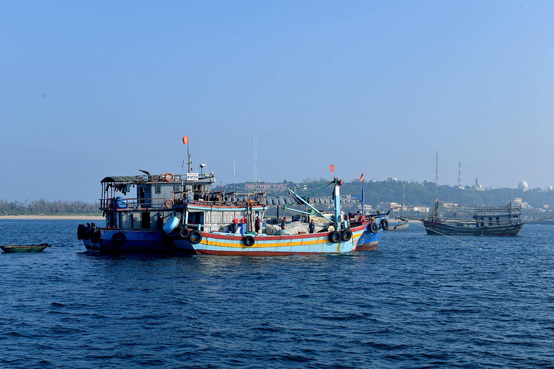 Tàu cá hoạt động nhộn nhịp tại âu thuyền trên đảo Bạch Long Vĩ.