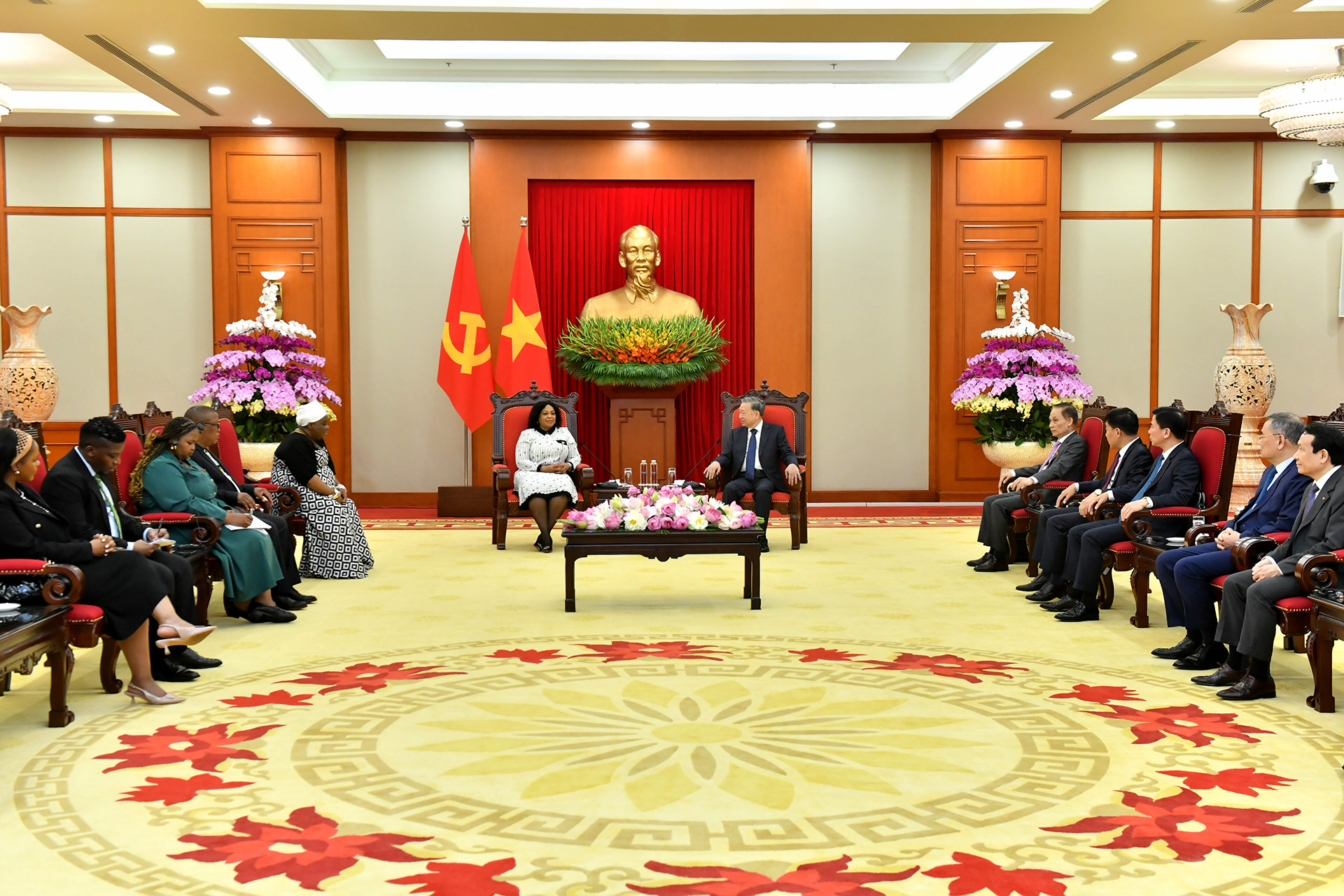 Quang cảnh buổi tiếp tại Trụ sở Trung ương Đảng. Quang cảnh buổi tiếp tại Trụ sở Trung ương Đảng.