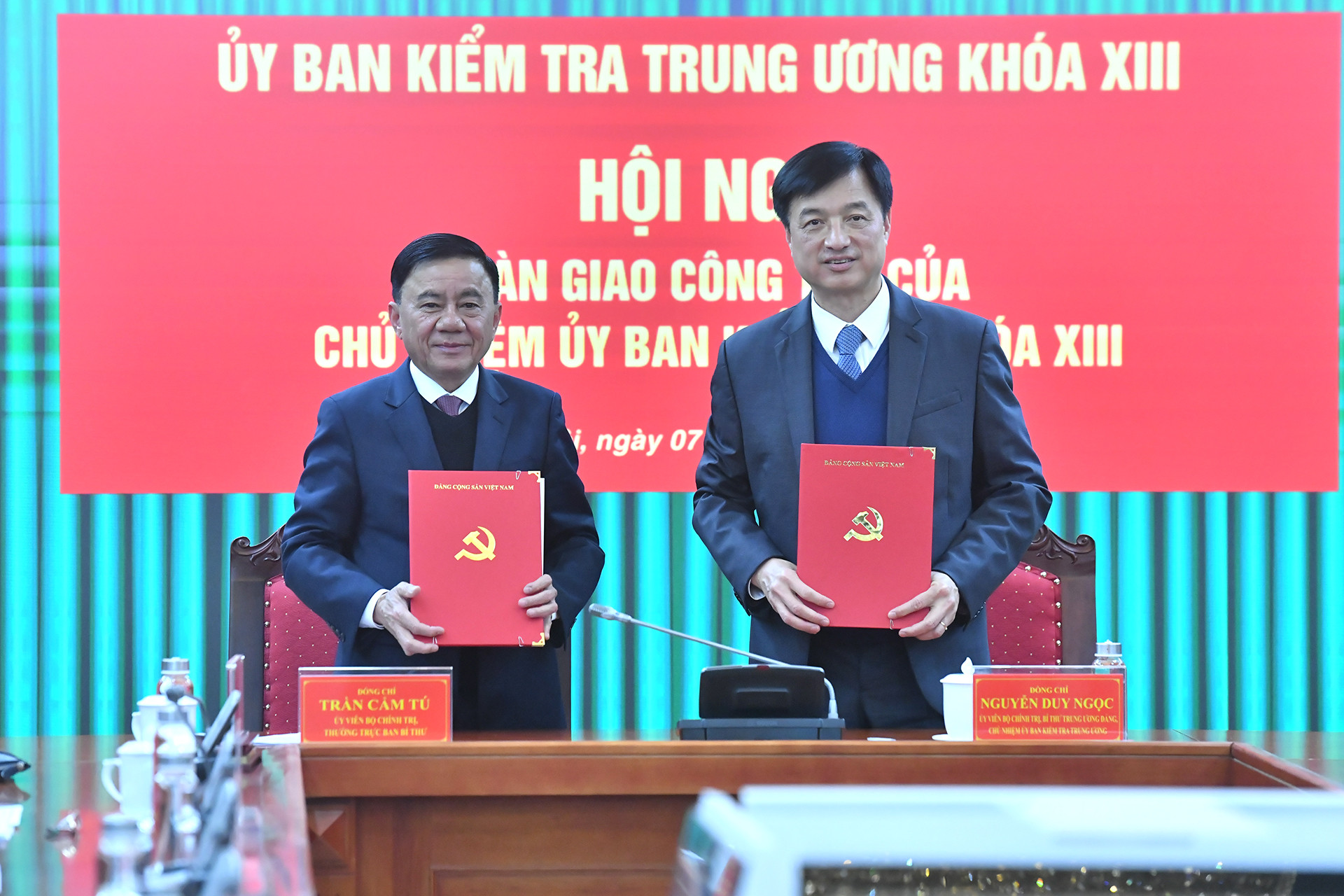 Đồng chí Trần Cẩm Tú, Ủy viên Bộ Chính trị, Thường trực Ban Bí thư, nguyên Chủ nhiệm Ủy ban Kiểm tra Trung ương và đồng chí Nguyễn Duy Ngọc, Ủy viên Bộ Chính trị, Bí thư Trung ương Đảng, Chủ nhiệm Ủy ban Kiểm tra Trung ương ký biên bản bàn giao công tác.