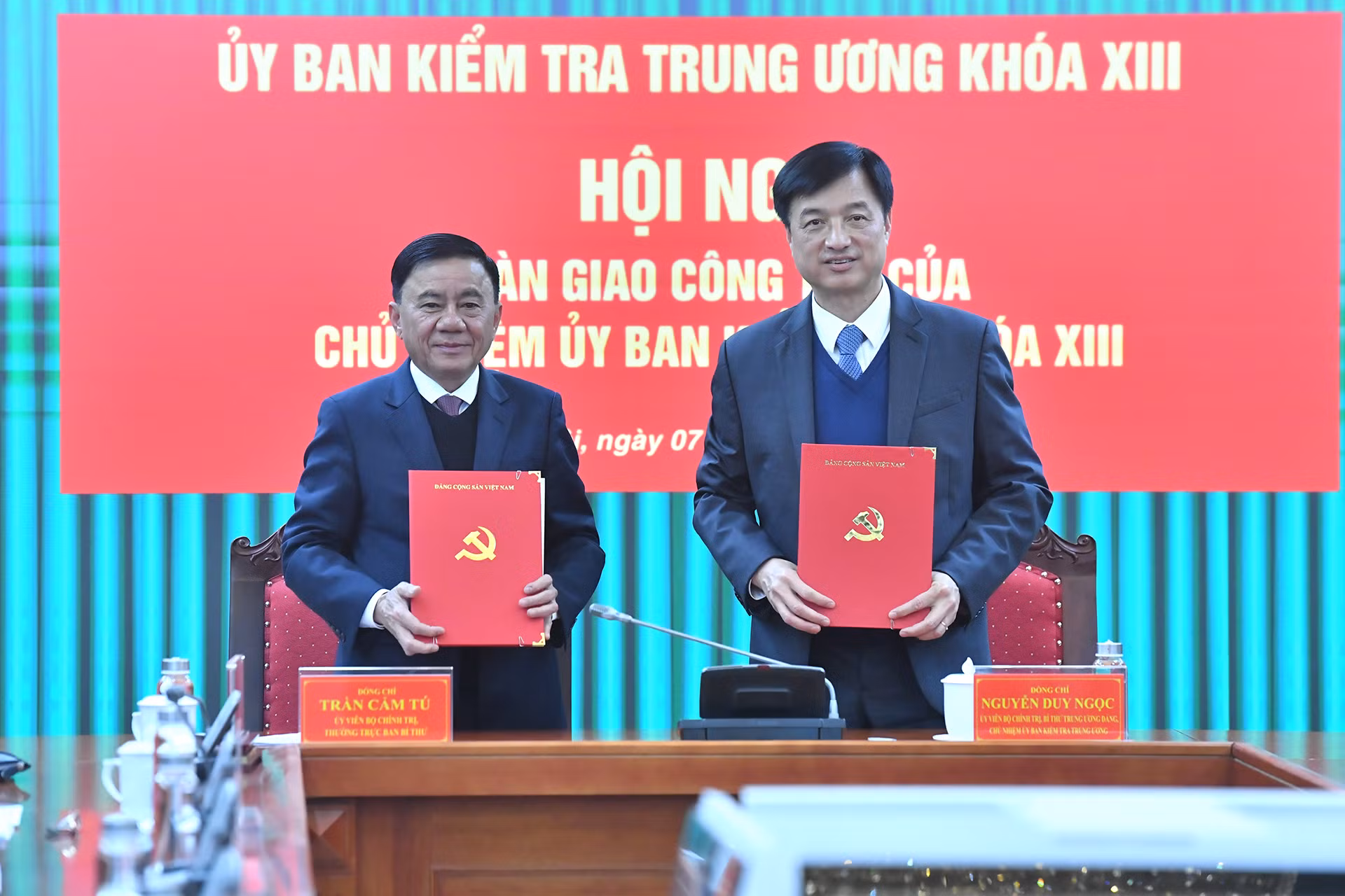 Đồng chí Trần Cẩm Tú, Ủy viên Bộ Chính trị, Thường trực Ban Bí thư, nguyên Chủ nhiệm Ủy ban Kiểm tra Trung ương và đồng chí Nguyễn Duy Ngọc, Ủy viên Bộ Chính trị, Bí thư Trung ương Đảng, Chủ nhiệm Ủy ban Kiểm tra Trung ương ký biên bản bàn giao công tác.