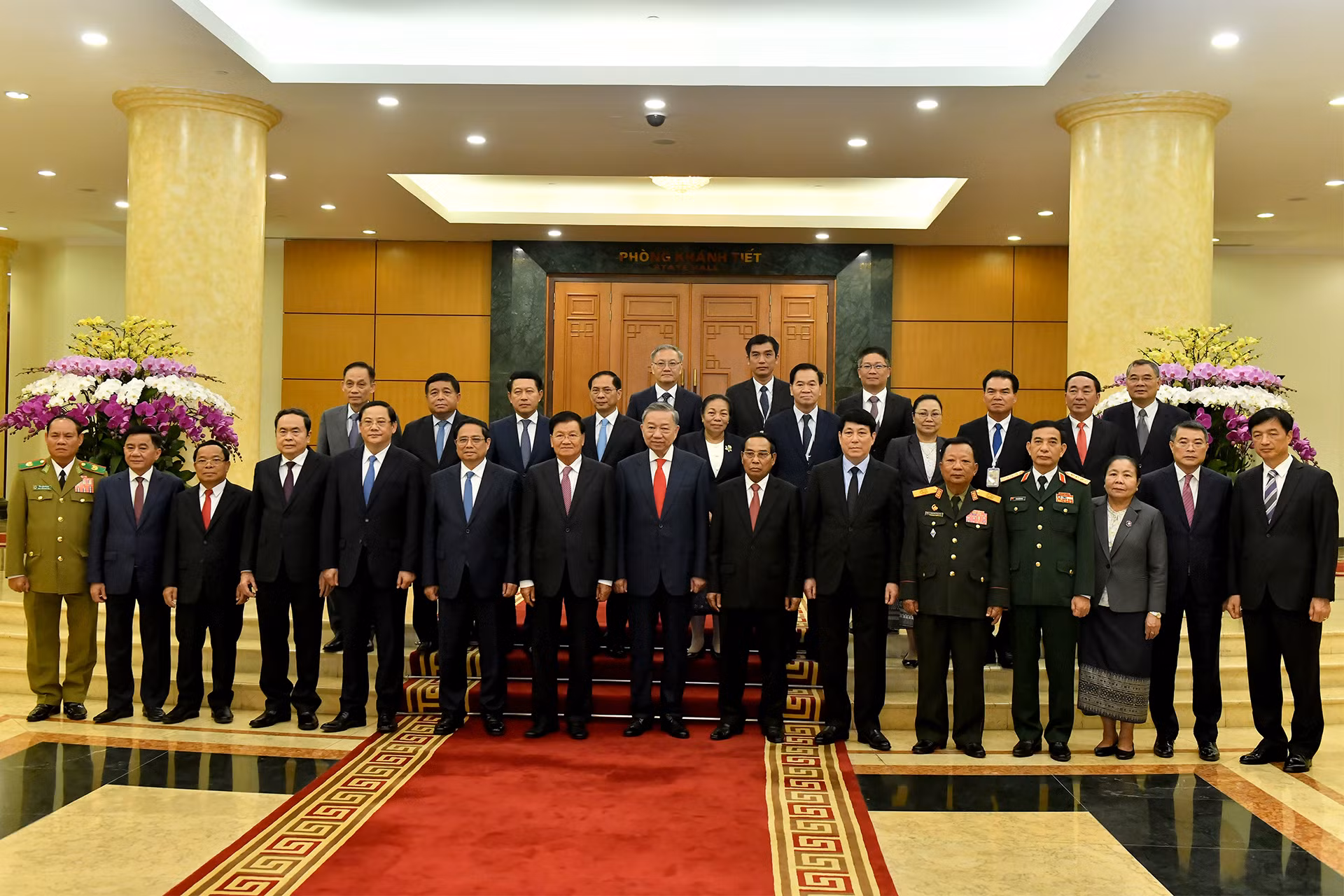 Tổng Bí thư, Chủ tịch nước Tô Lâm và Tổng Bí thư, Chủ tịch nước Lào Thongloun Sisoulith và các đồng chí lãnh đạo Đảng, Nhà nước Việt Nam và Lào.