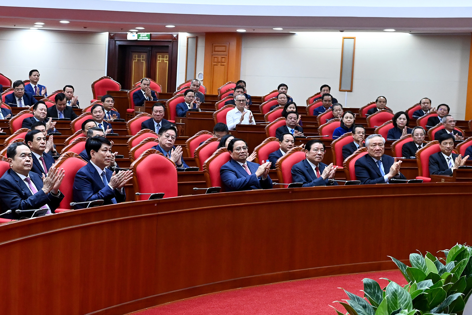 Các đồng chí lãnh đạo Đảng, Nhà nước và các đại biểu tham dự phiên bế mạc hội nghị.