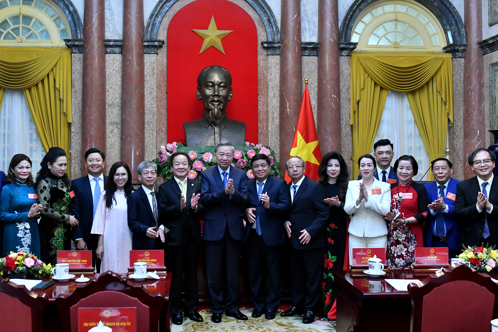 Tổng Bí thư, Chủ tịch nước Tô Lâm với đoàn đại biểu Hiệp hội Doanh nghiệp nhỏ và vừa Việt Nam. Tổng Bí thư, Chủ tịch nước Tô Lâm với đoàn đại biểu Hiệp hội Doanh nghiệp nhỏ và vừa Việt Nam.