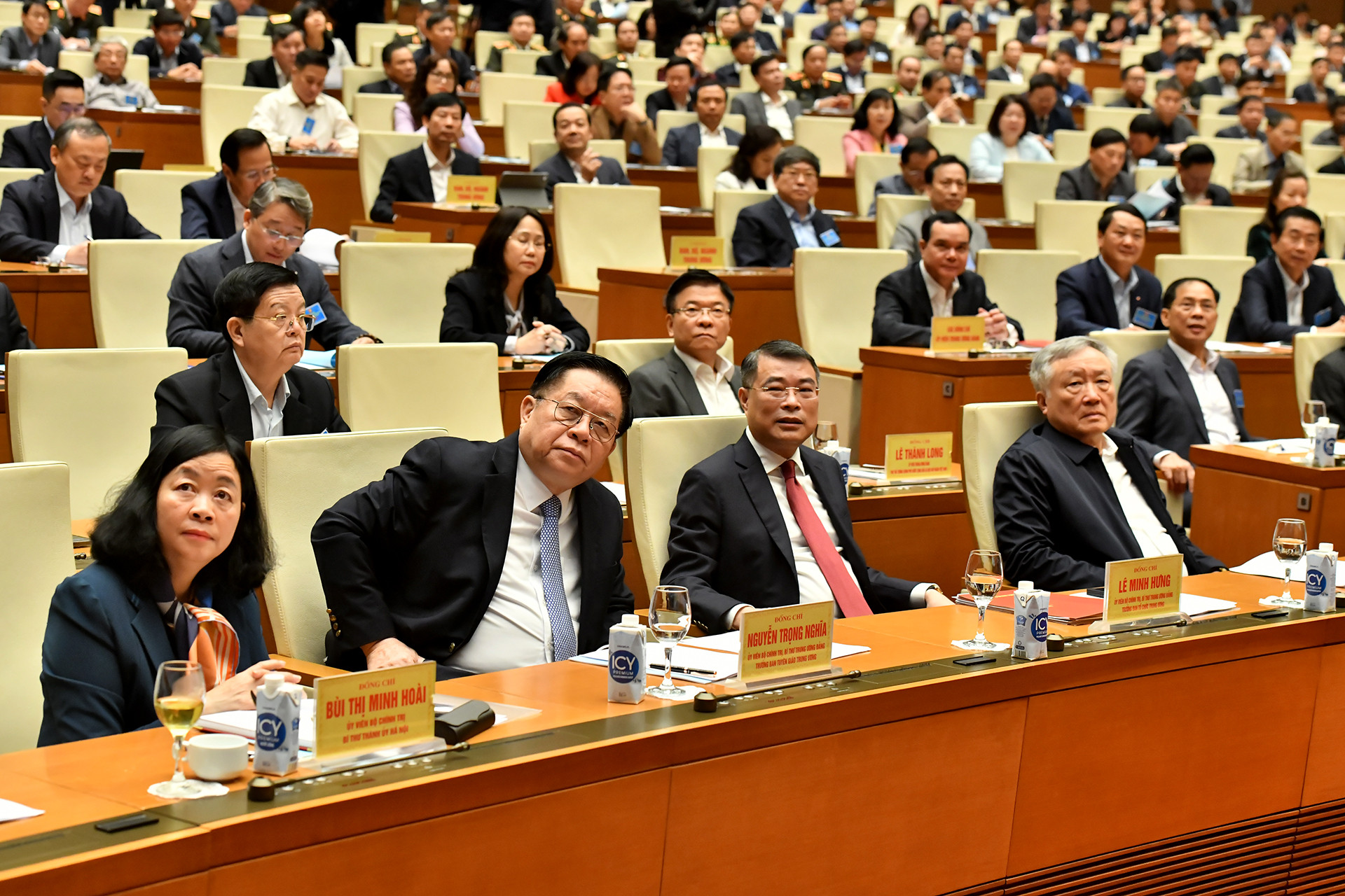 Các đồng chí lãnh đạo Đảng, Nhà nước và các đại biểu dự hội nghị.