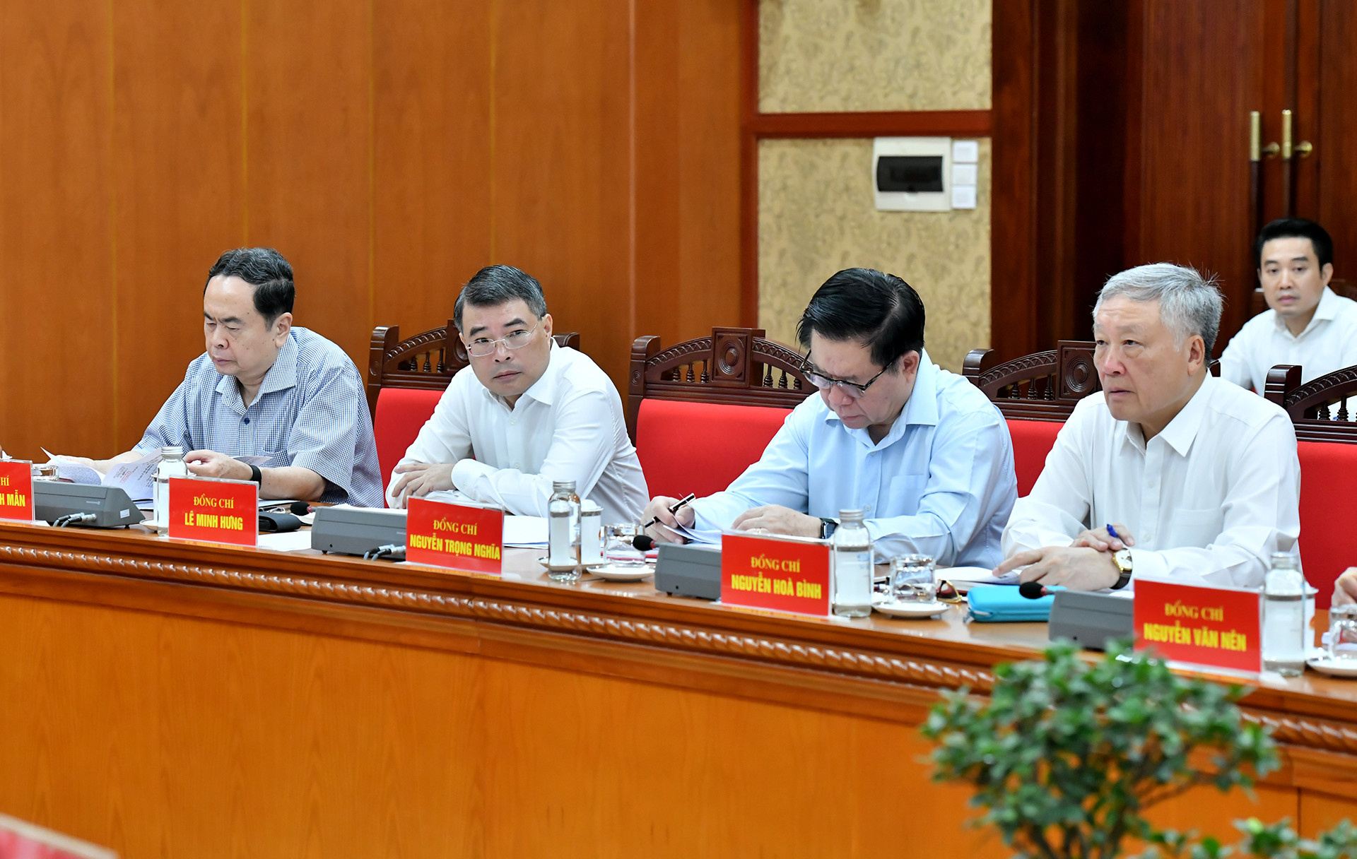 Các đồng chí thành viên Ban Chỉ đạo tham dự phiên họp.