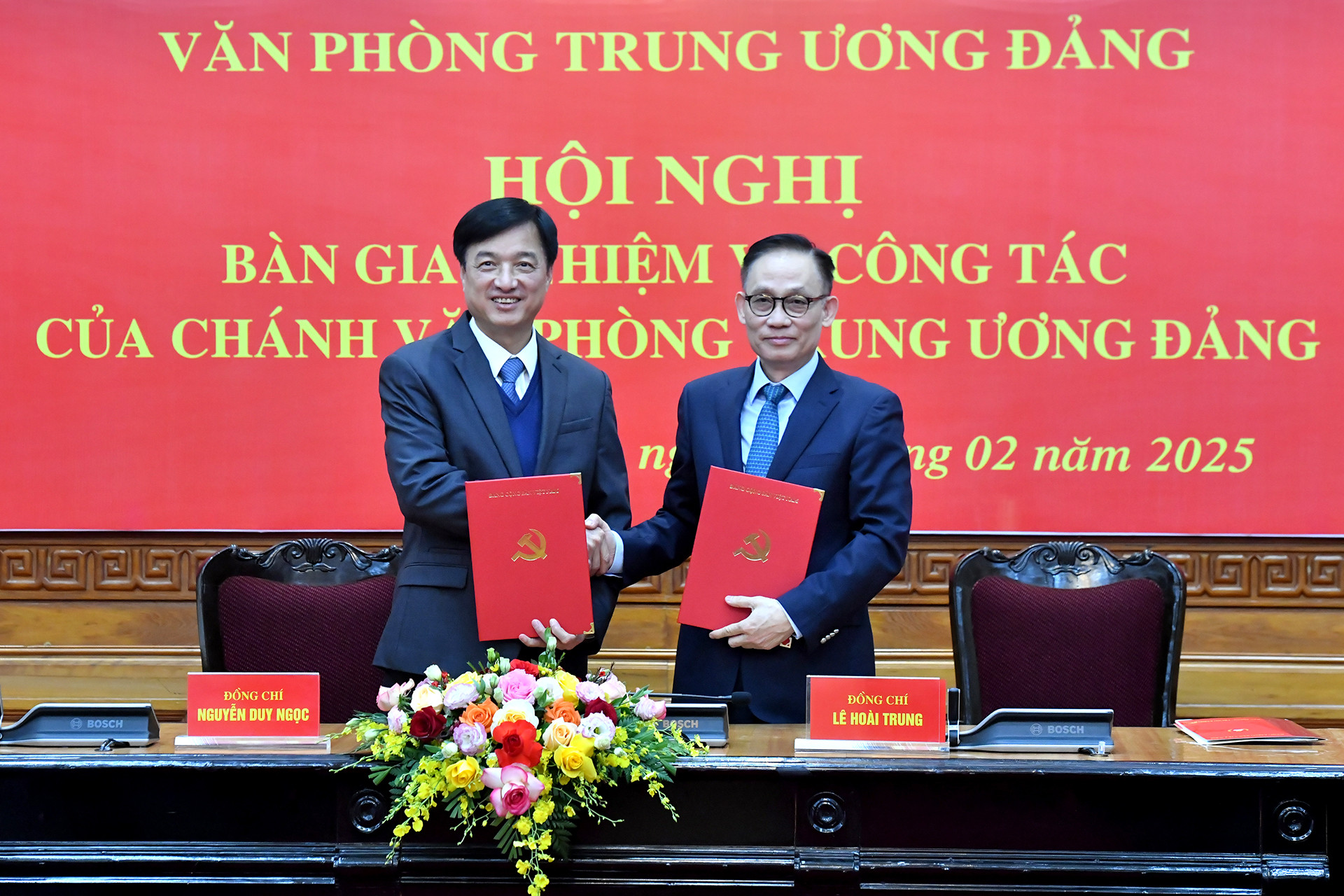 Đồng chí Nguyễn Duy Ngọc, Ủy viên Bộ Chính trị, Bí thư Trung ương Đảng, Chủ nhiệm Ủy ban Kiểm tra Trung ương, nguyên Chánh Văn phòng Trung ương Đảng và đồng chí Lê Hoài Trung, Bí thư Trung ương Đảng, Chánh Văn phòng Trung ương Đảng ký biên bản bàn giao nhiệm vụ.