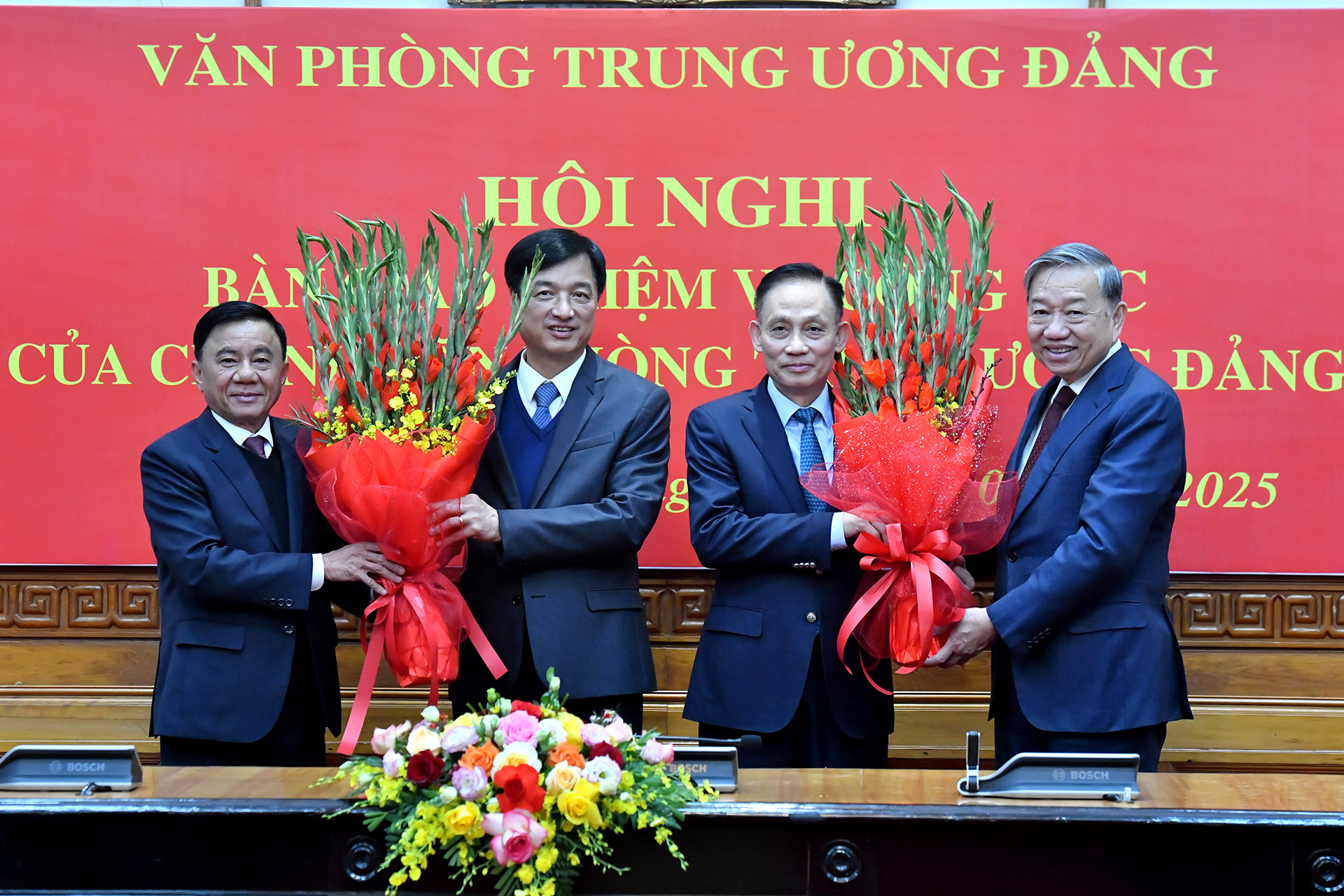 Tổng Bí thư Tô Lâm và Thường trực Ban Bí thư Trần Cẩm Tú tặng hoa, chúc mừng đồng chí Nguyễn Duy Ngọc và đồng chí Lê Hoài Trung.