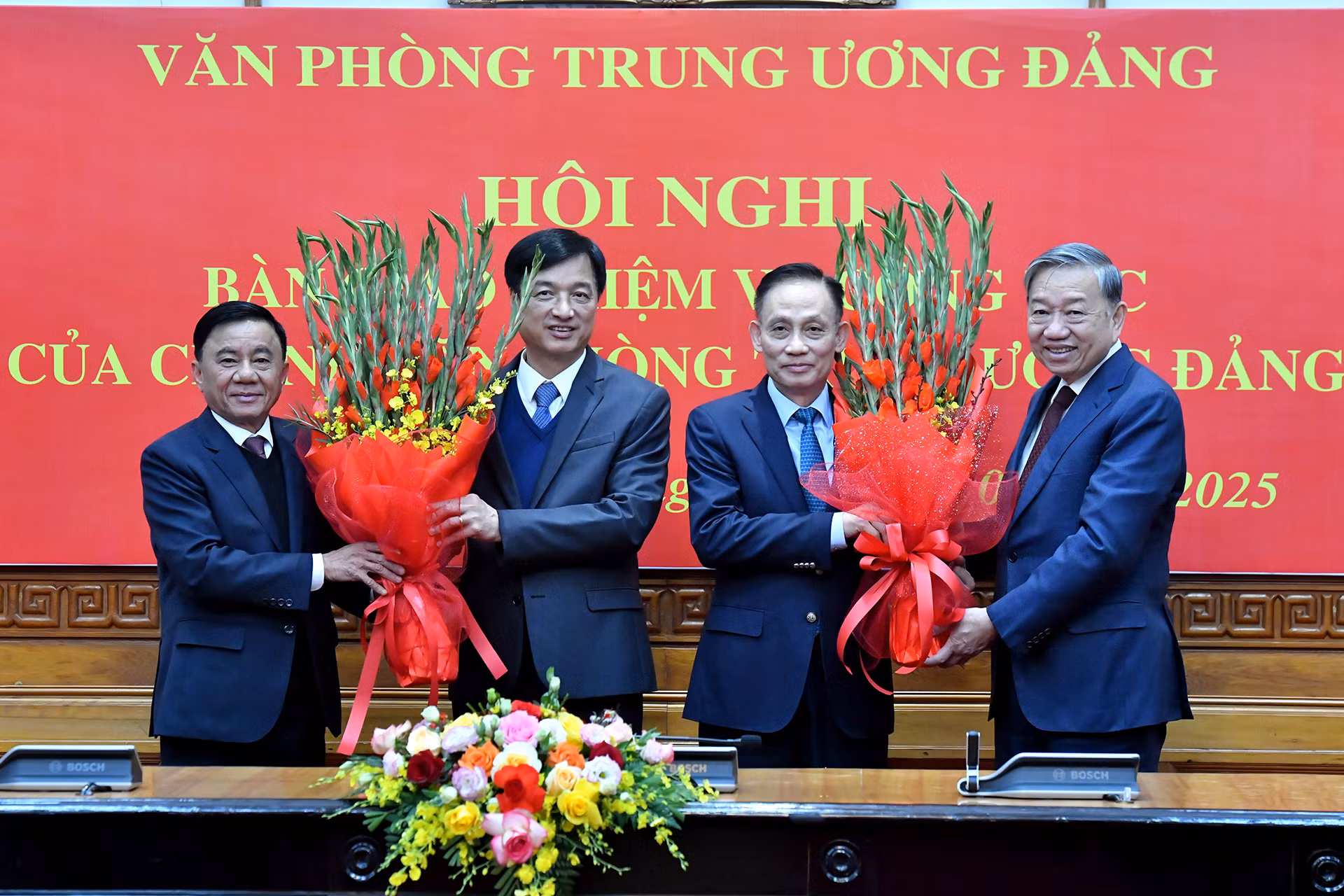 Tổng Bí thư Tô Lâm và Thường trực Ban Bí thư Trần Cẩm Tú tặng hoa, chúc mừng đồng chí Nguyễn Duy Ngọc và đồng chí Lê Hoài Trung.