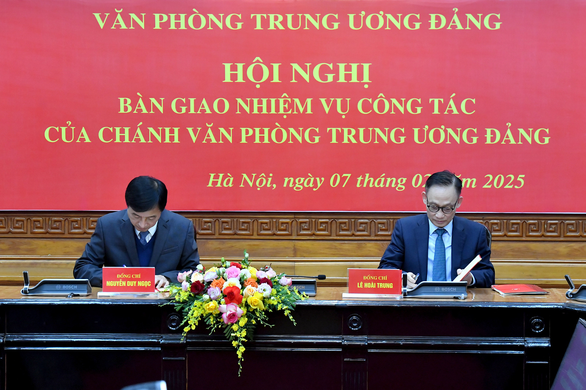 Đồng chí Nguyễn Duy Ngọc, Ủy viên Bộ Chính trị, Bí thư Trung ương Đảng, Chủ nhiệm Ủy ban Kiểm tra Trung ương, nguyên Chánh Văn phòng Trung ương Đảng và đồng chí Lê Hoài Trung, Bí thư Trung ương Đảng, Chánh Văn phòng Trung ương Đảng ký biên bản bàn giao nhiệm vụ.