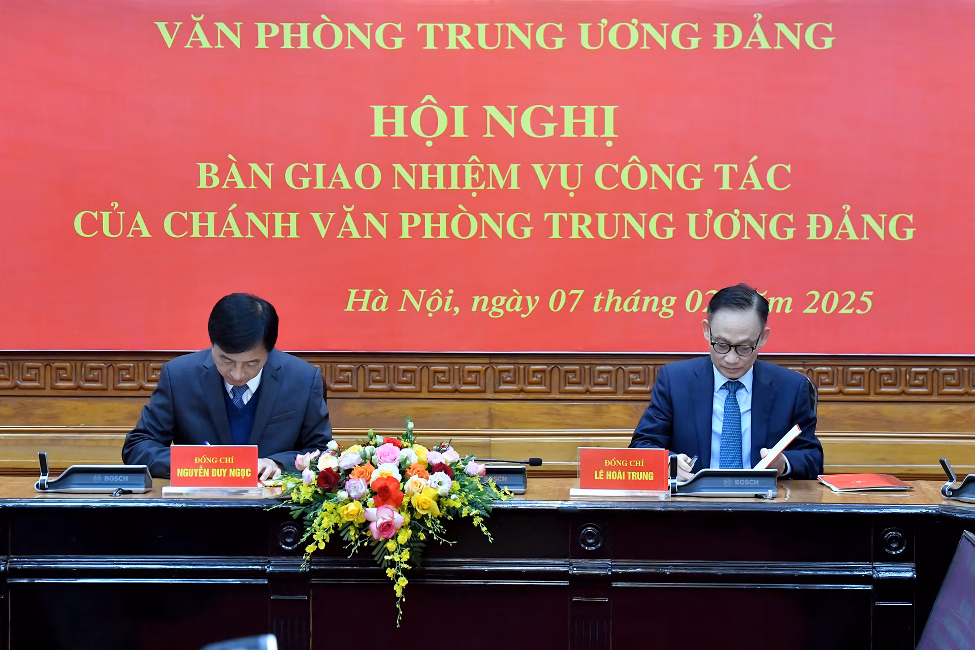 Đồng chí Nguyễn Duy Ngọc, Ủy viên Bộ Chính trị, Bí thư Trung ương Đảng, Chủ nhiệm Ủy ban Kiểm tra Trung ương, nguyên Chánh Văn phòng Trung ương Đảng và đồng chí Lê Hoài Trung, Bí thư Trung ương Đảng, Chánh Văn phòng Trung ương Đảng ký biên bản bàn giao nhiệm vụ.