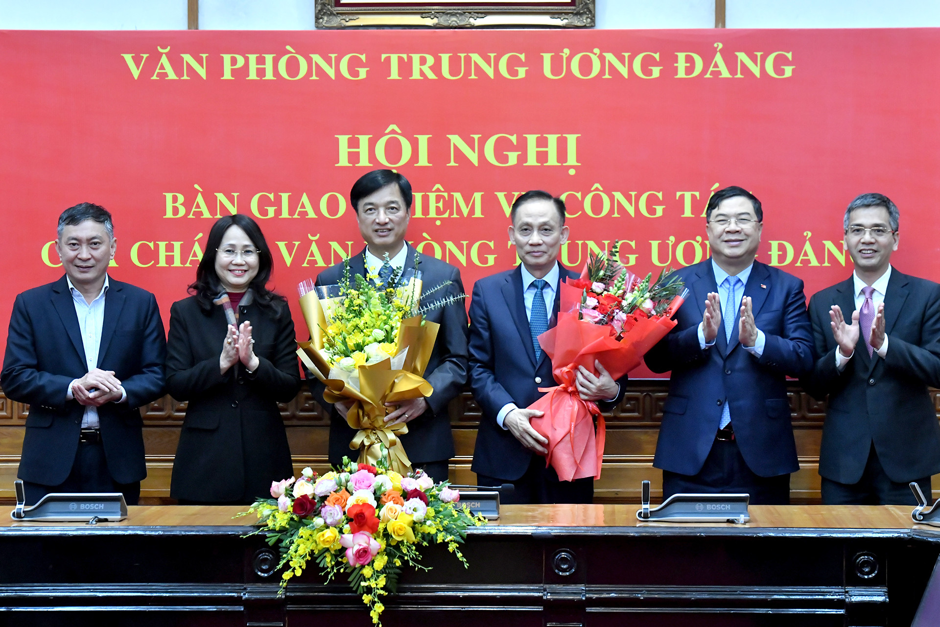 Lãnh đạo Văn phòng Trung ương Đảng chúc mừng đồng chí Nguyễn Duy Ngọc và đồng chí Lê Hoài Trung.