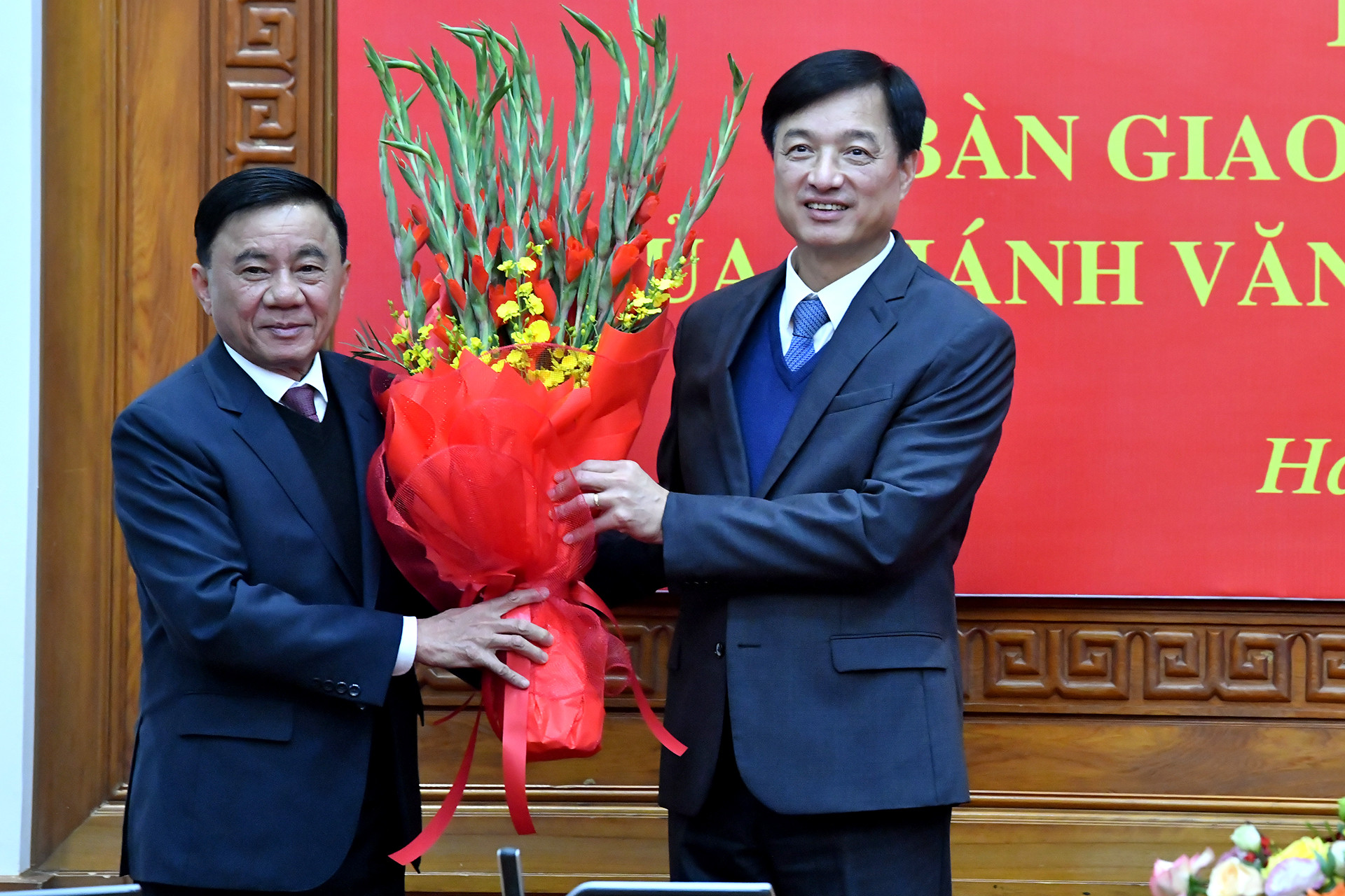 Thường trực Ban Bí thư Trần Cẩm Tú tặng hoa, chúc mừng đồng chí Nguyễn Duy Ngọc.