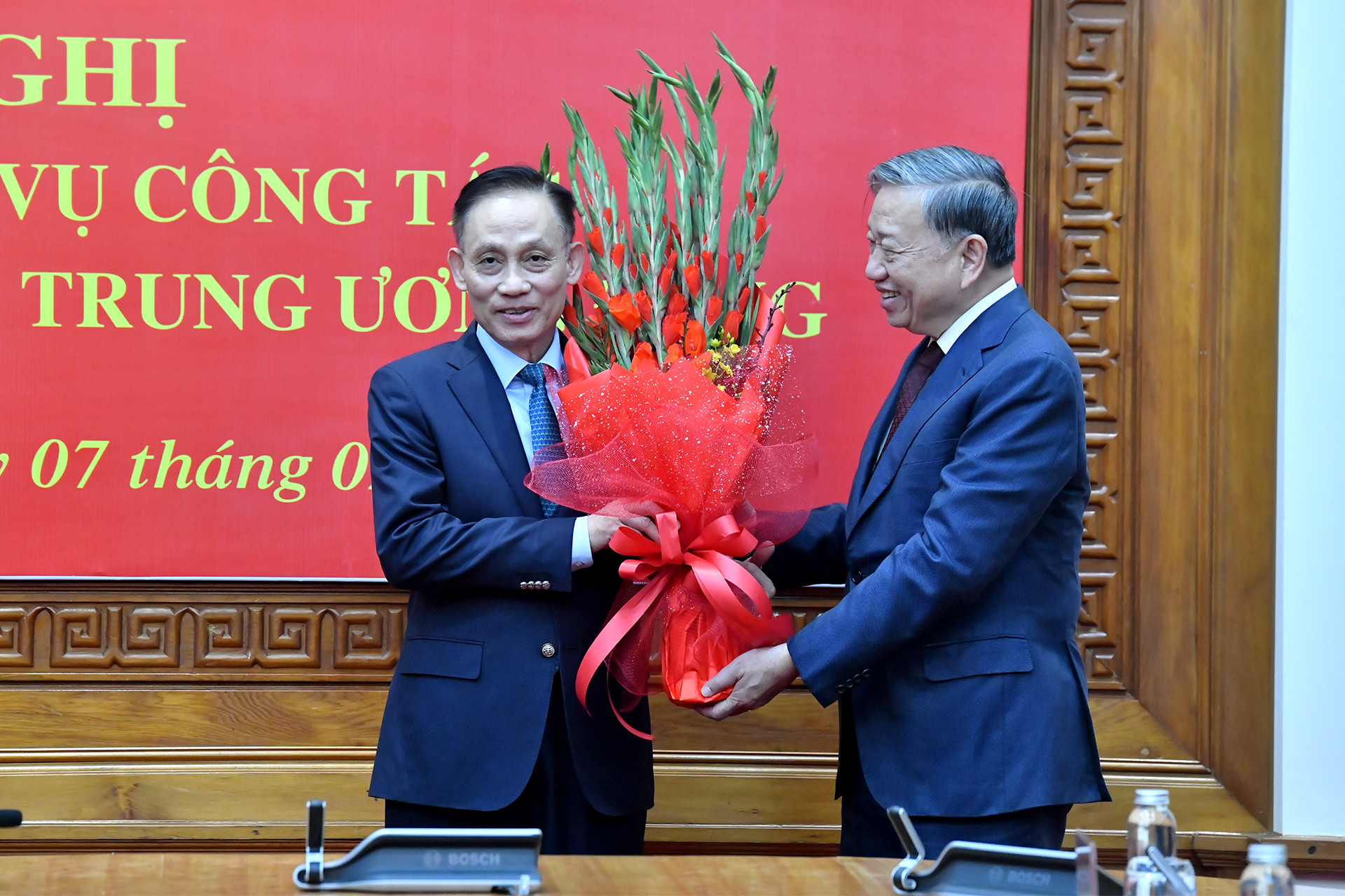 Tổng Bí thư Tô Lâm tặng hoa chúc mừng đồng chí Lê Hoài Trung.