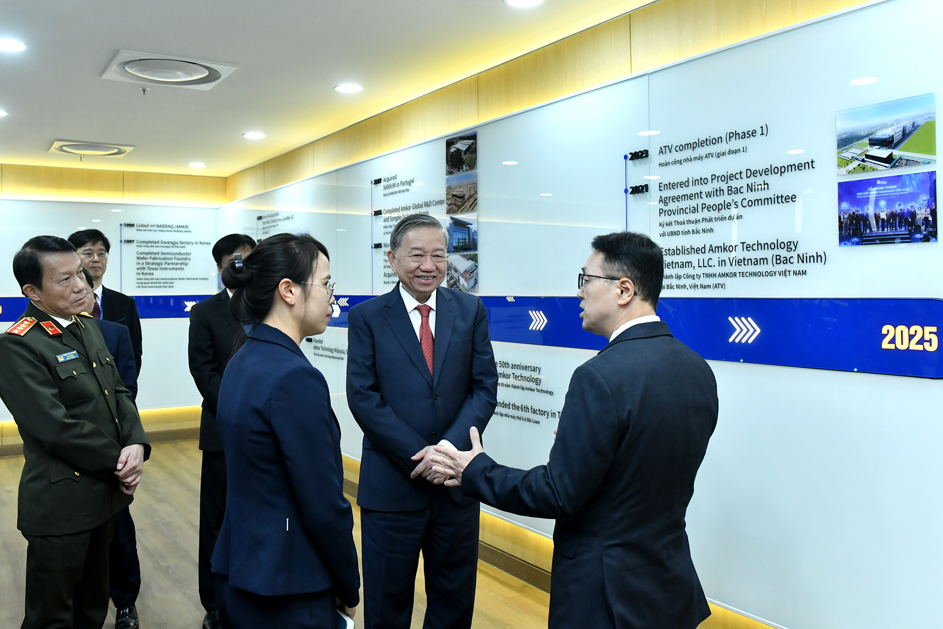 Tổng Bí thư Tô Lâm thăm nhà máy Amkor Technology Việt Nam tại Khu Công nghiệp Yên Phong II-C, xã Đông Tiến, huyện Yên Phong.