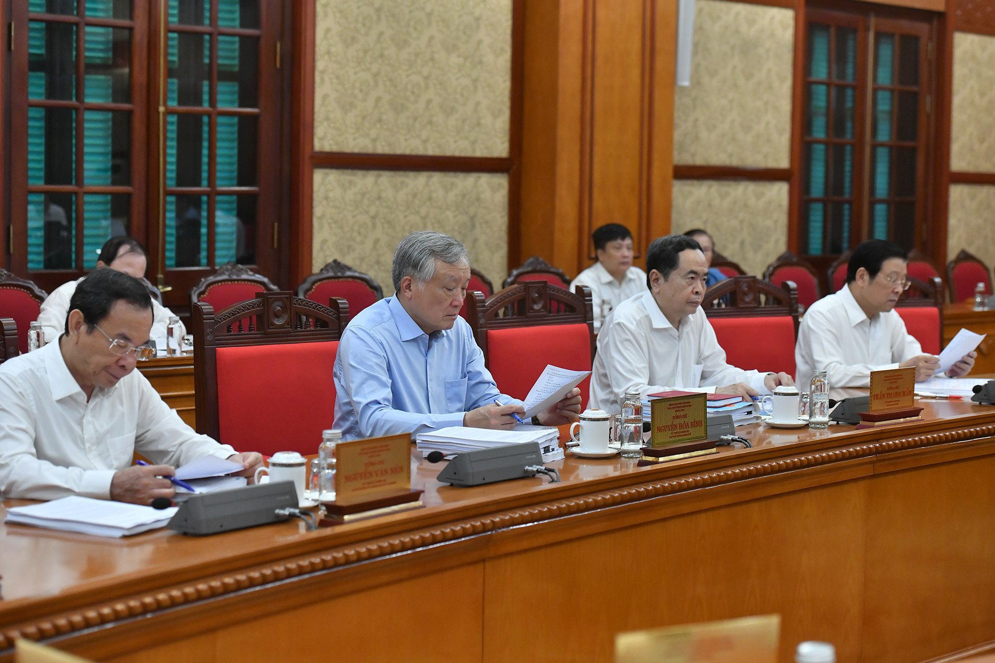 Các đồng chí lãnh đạo Đảng, Nhà nước tham dự cuộc họp.