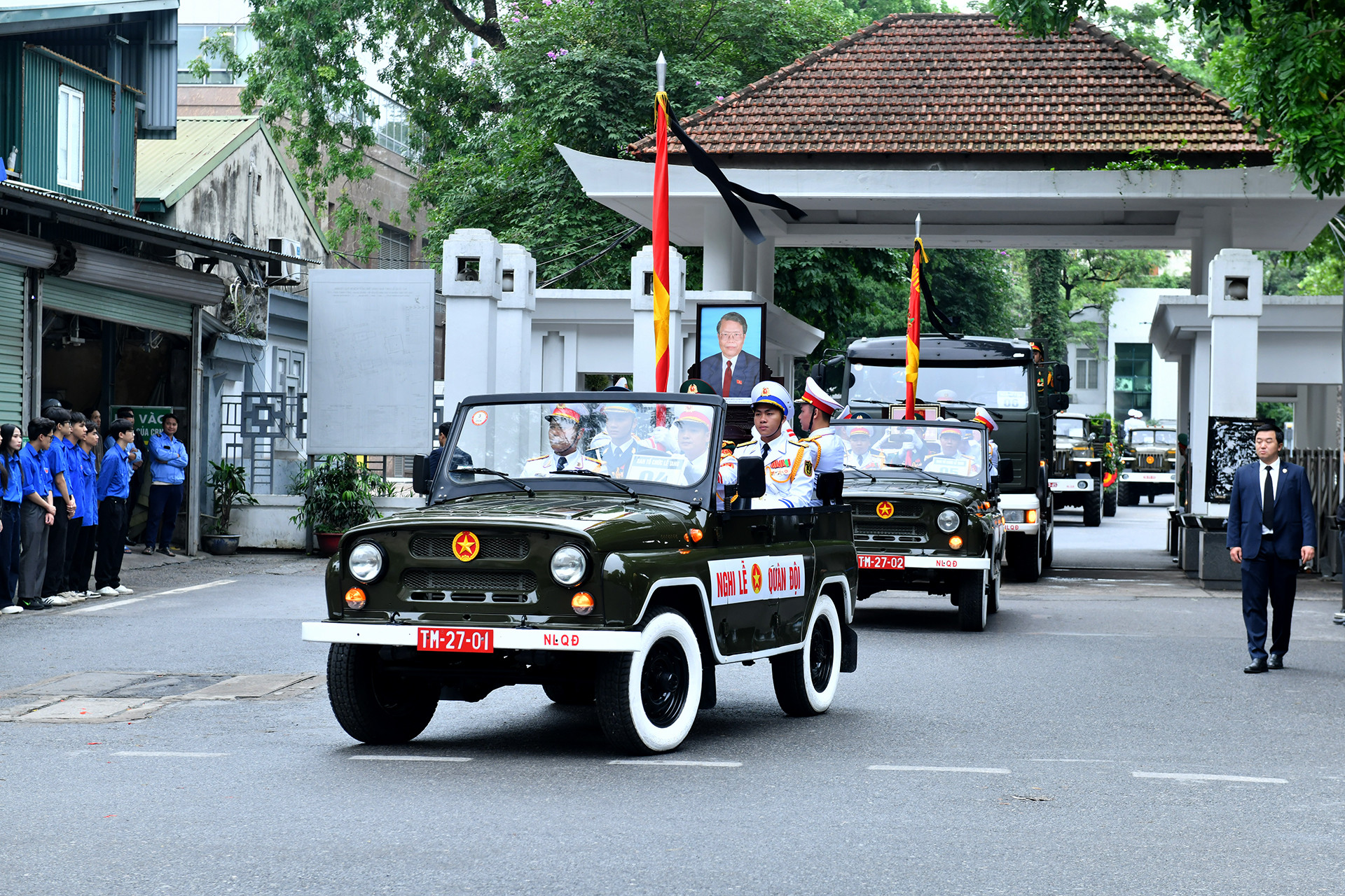 Đưa tiễn linh cữu nguyên Chủ tịch nước Trần Đức Lương về nơi an nghỉ cuối cùng.