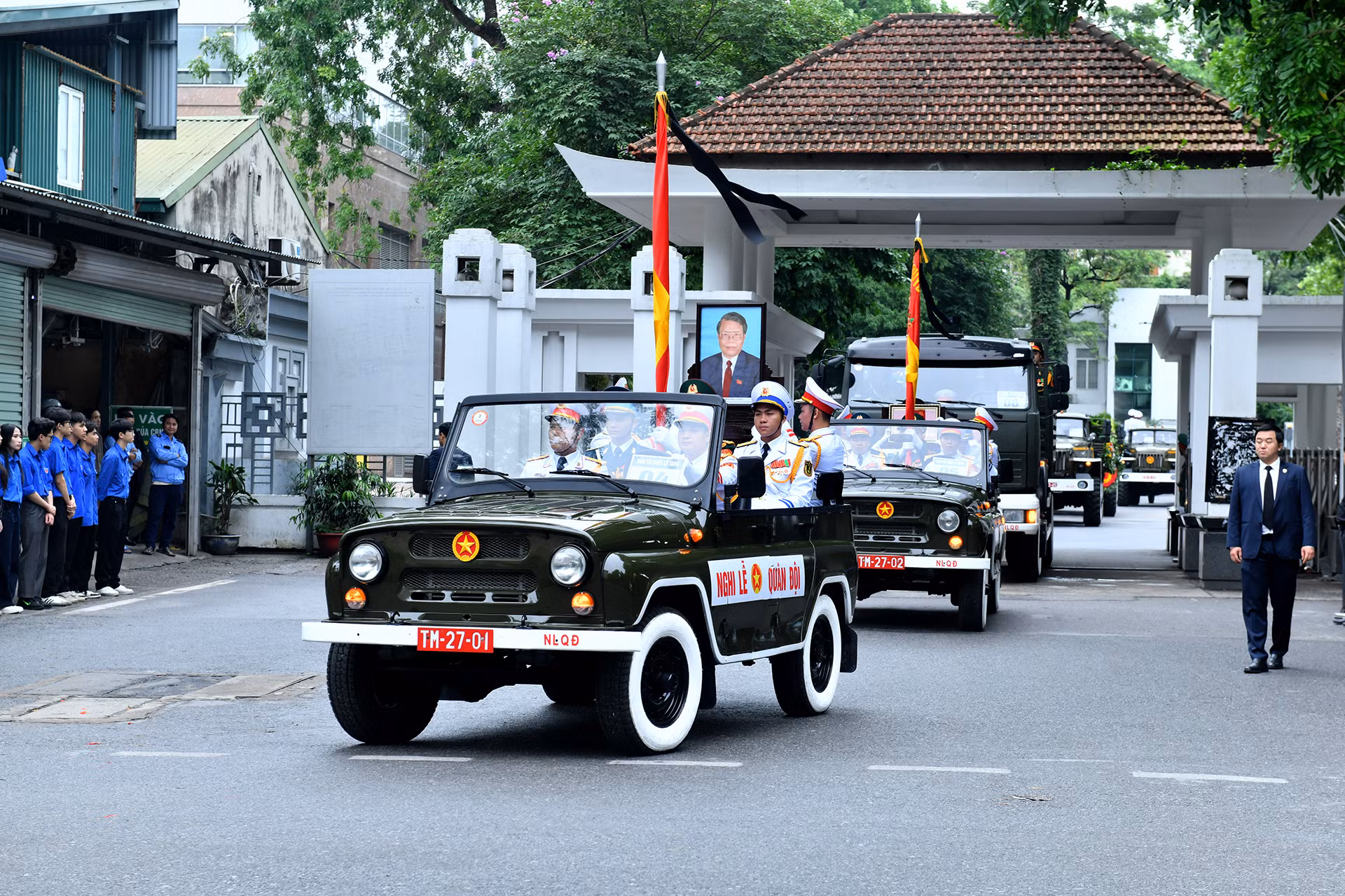 Đưa tiễn linh cữu nguyên Chủ tịch nước Trần Đức Lương về nơi an nghỉ cuối cùng.