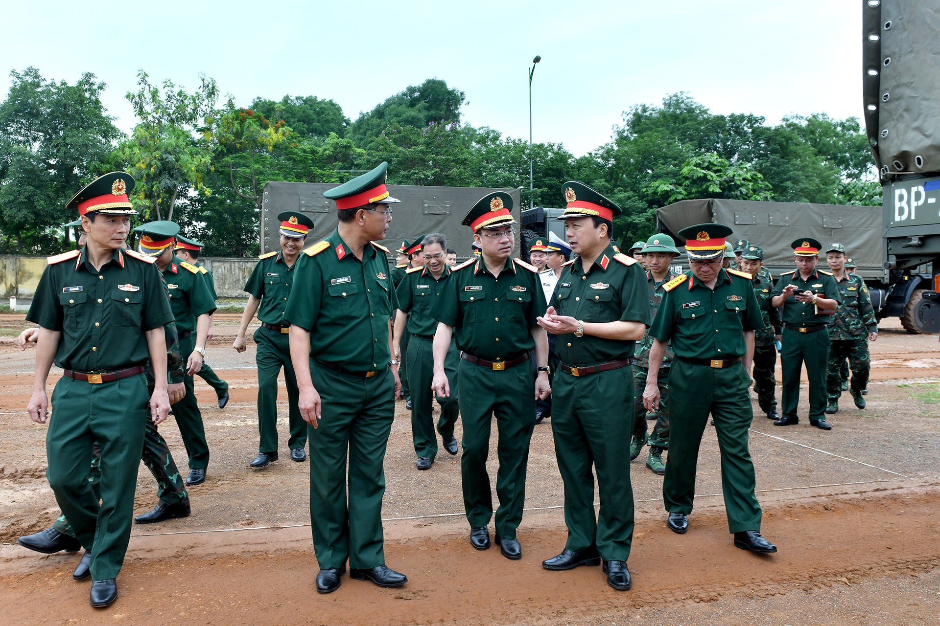 Tổ chức rút kinh nghiệm, trao đổi các phương án triển khai tại bãi tập.